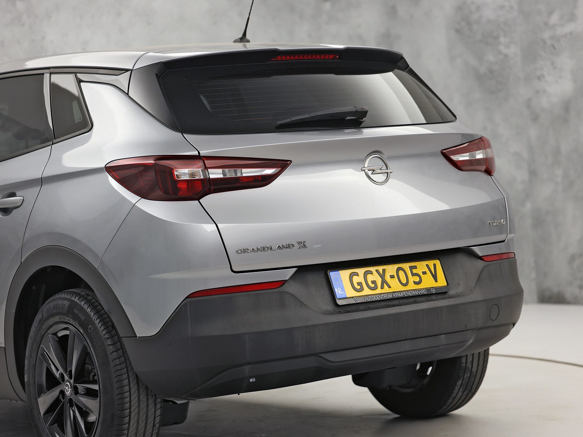 Opel Grandland X 1.2 Turbo Sport (APPLE CARPLAY, NAVIGATIE, GETINT GLAS, CRUISE, SPORTSTOELEN, ARMSTEUN, LM VELGEN, NIEUWE APK, NIEUWSTAAT)