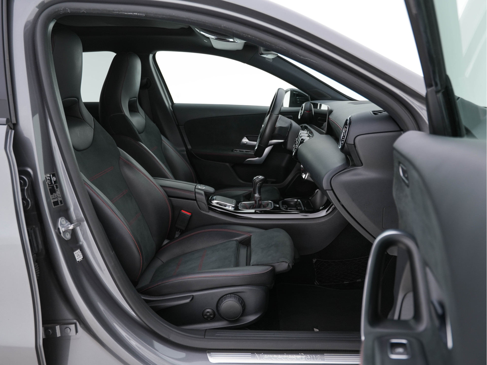 Mercedes-Benz A-klasse 180 AMG-Sport-Pack Business Solution *PANO | WIDESCREEN-DIGI-COCKPIT | FULL-LED | LEATHER-MICROFIBRE | CAMERA | ECC | PDC | CRUISE | HEATED-SPORTSEATS | PRIVACY-GLASS | 18"ALU*