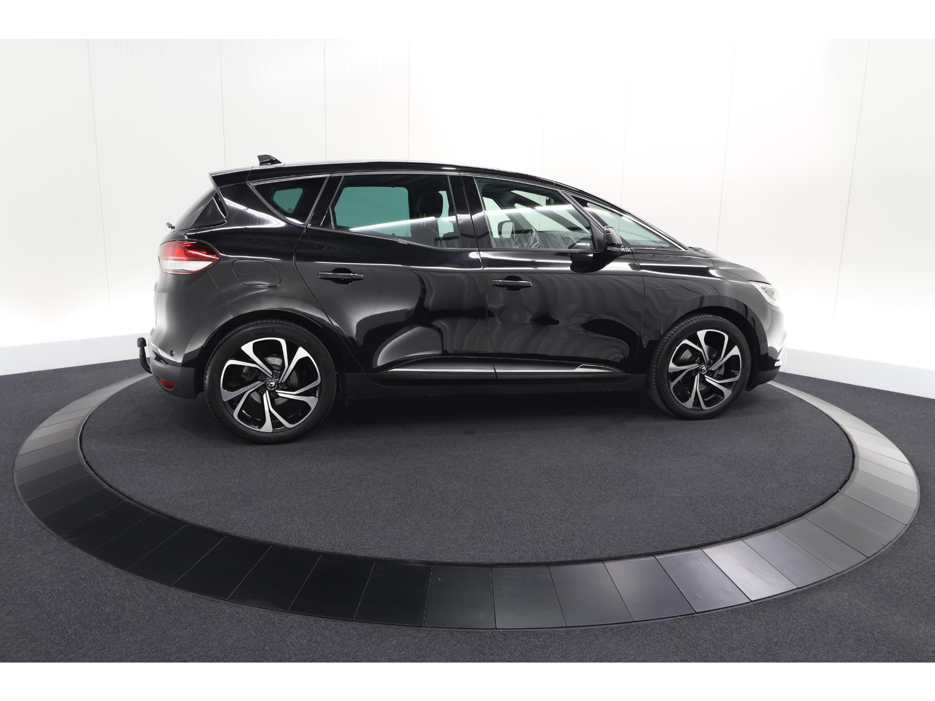 Renault Scénic TCE 160 EDC Black Edition | Trekhaak | Adaptieve Cruise Control | BOSE Premium Audio | Panoramadak