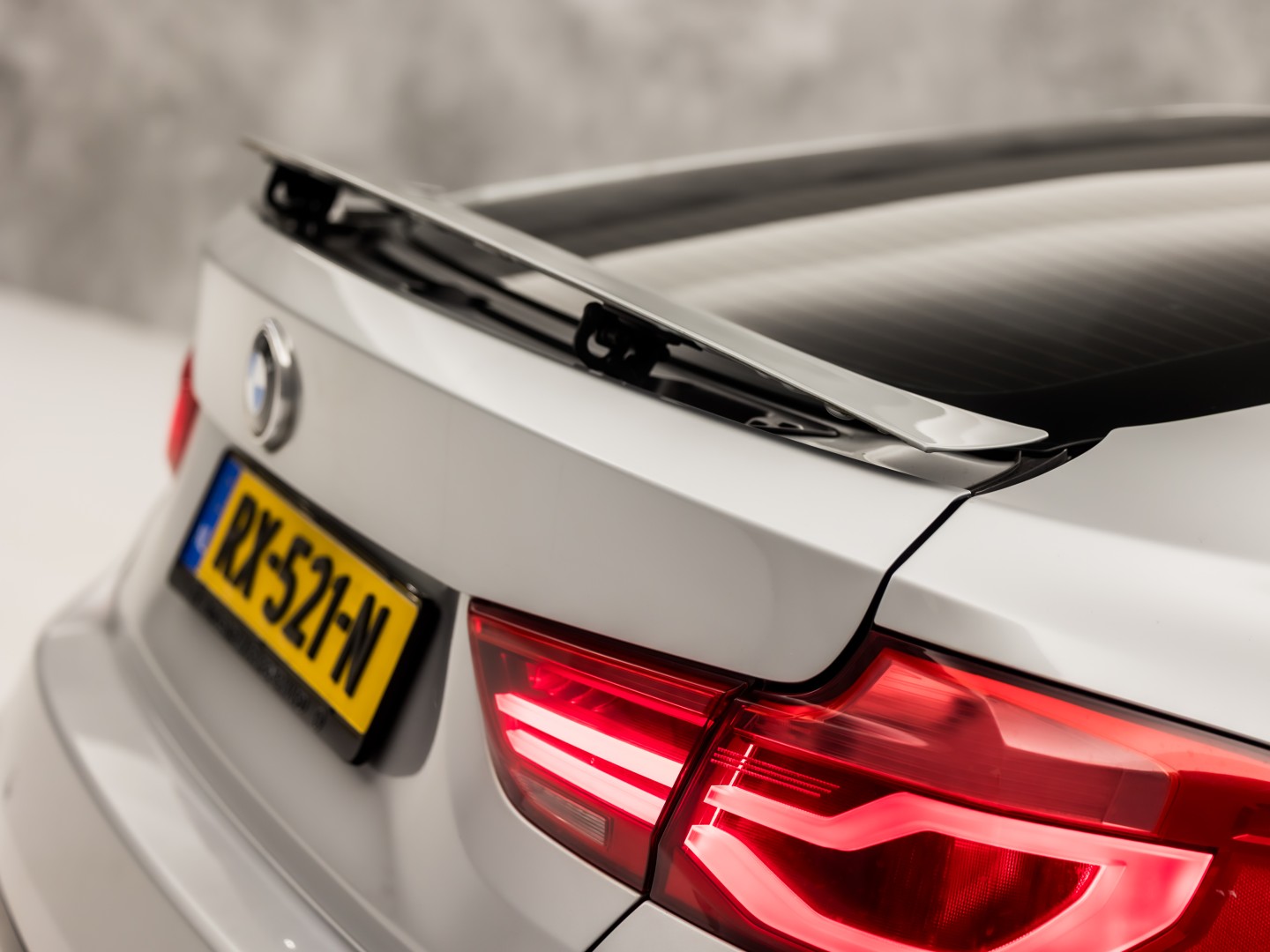 BMW 3 Serie GT 320i M Sport High Executive 184Pk Automaat (GROOT NAVI, M PAKKET, STOELVERWARMING, LEDER, SPORTSTOELEN, GETINT GLAS, PARKEERSENSOREN, NIEUWSTAAT)