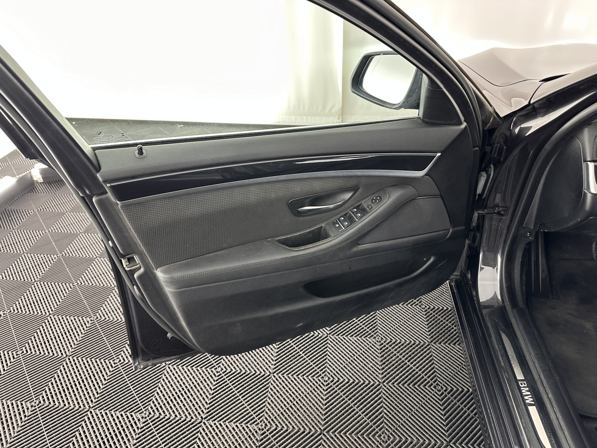 BMW 5-serie Touring 518d Executive Aut. *NAVI-FULLMAP | BI-XENON | CARPLAY |  LANE-ASSIST | TOWBAR | ECC | PDC | CRUISE | COMFORT-SEATS | AMBIENT-LIGHT | 17''ALU*