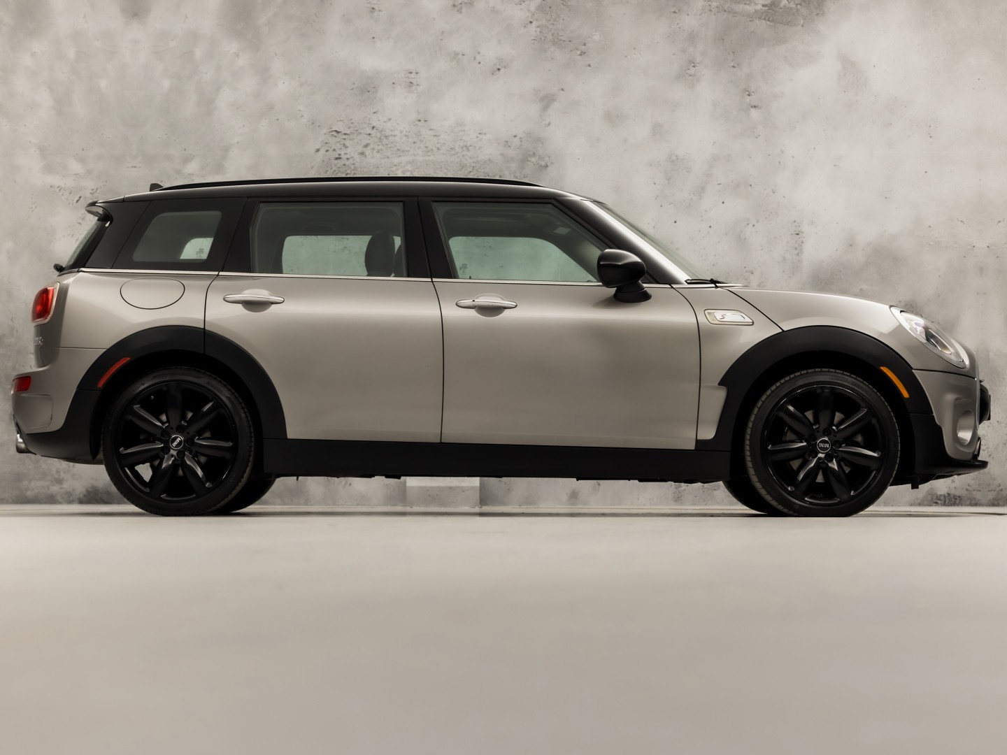 MINI Clubman 2.0 Cooper S Chilli 192Pk Automaat (PANORAMADAK, GROOT NAVI, MEMORY SEAT, LEDER, HARMAN/KARDON, CAMERA, STOELVERWARMING, LED KOPLAMPEN, NIEUWSTAAT)