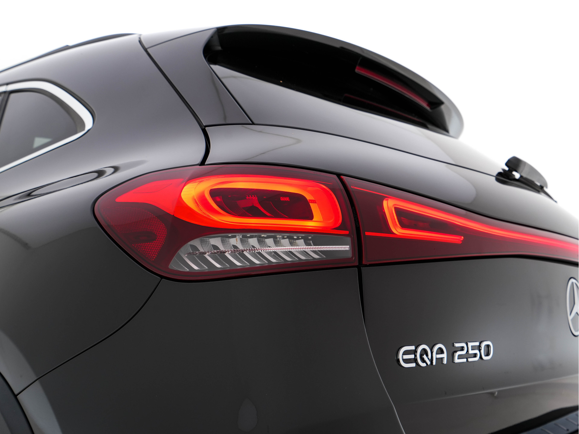 Mercedes-Benz EQA 250 Edition-1 Sport-Pack 67 kWh [ 3-Fase ] {SOH-95% } *PANO | HEAD-UP | DISTRONIC-PLUS | BURMESTER-AUDIO | WIDE-SCREEN-DIGI-COCKPIT | FULL-LED | FUFLL-LEATHER | MEMORY-PACK | TOP-VIEW | NAVI-FULLMAP | DAB+ | KEYLESS | HEATED-SPORTSEAT