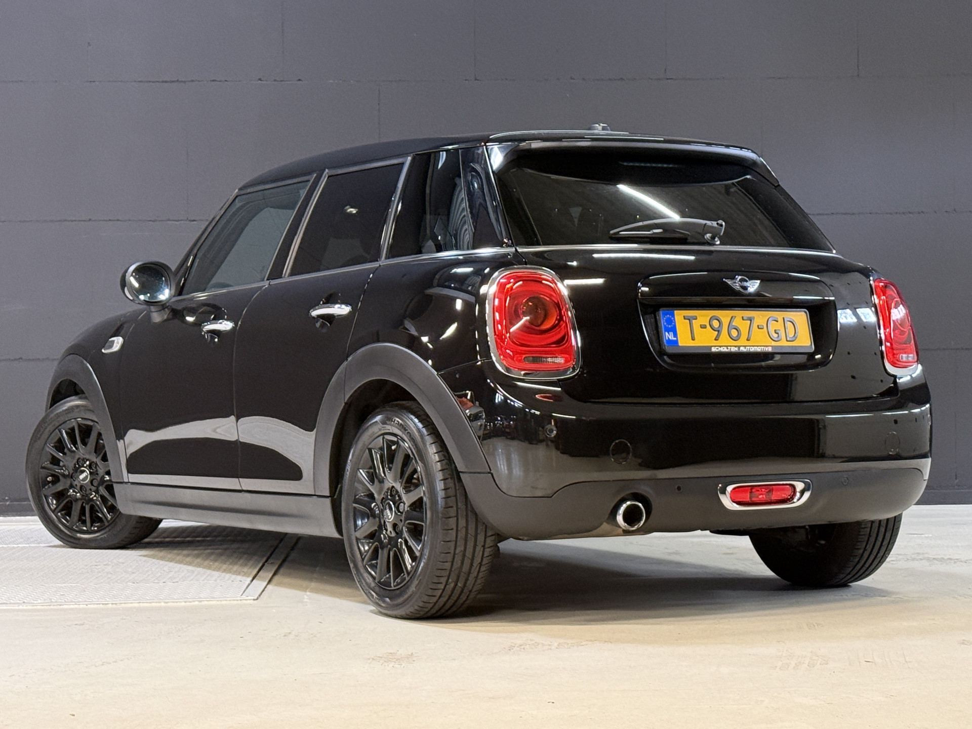 MINI 5-Deurs 1.5 Cooper Chili Serious Business | Stoelverwarming | Sportstoelen | Clima | Cruise