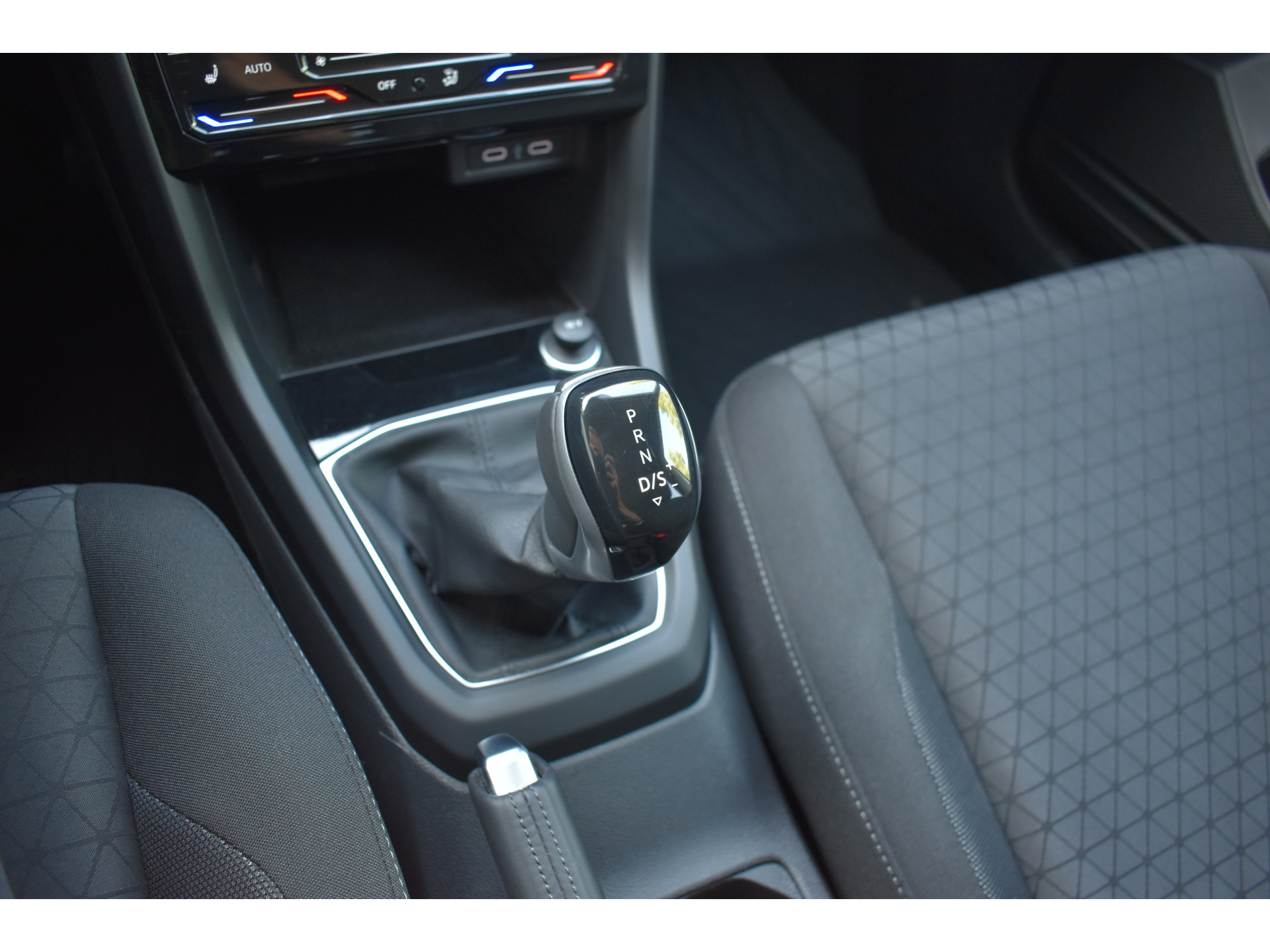 Volkswagen T-Cross 1.0 TSI Life Navigatie/CarPlay Automaat Stoelverwarming