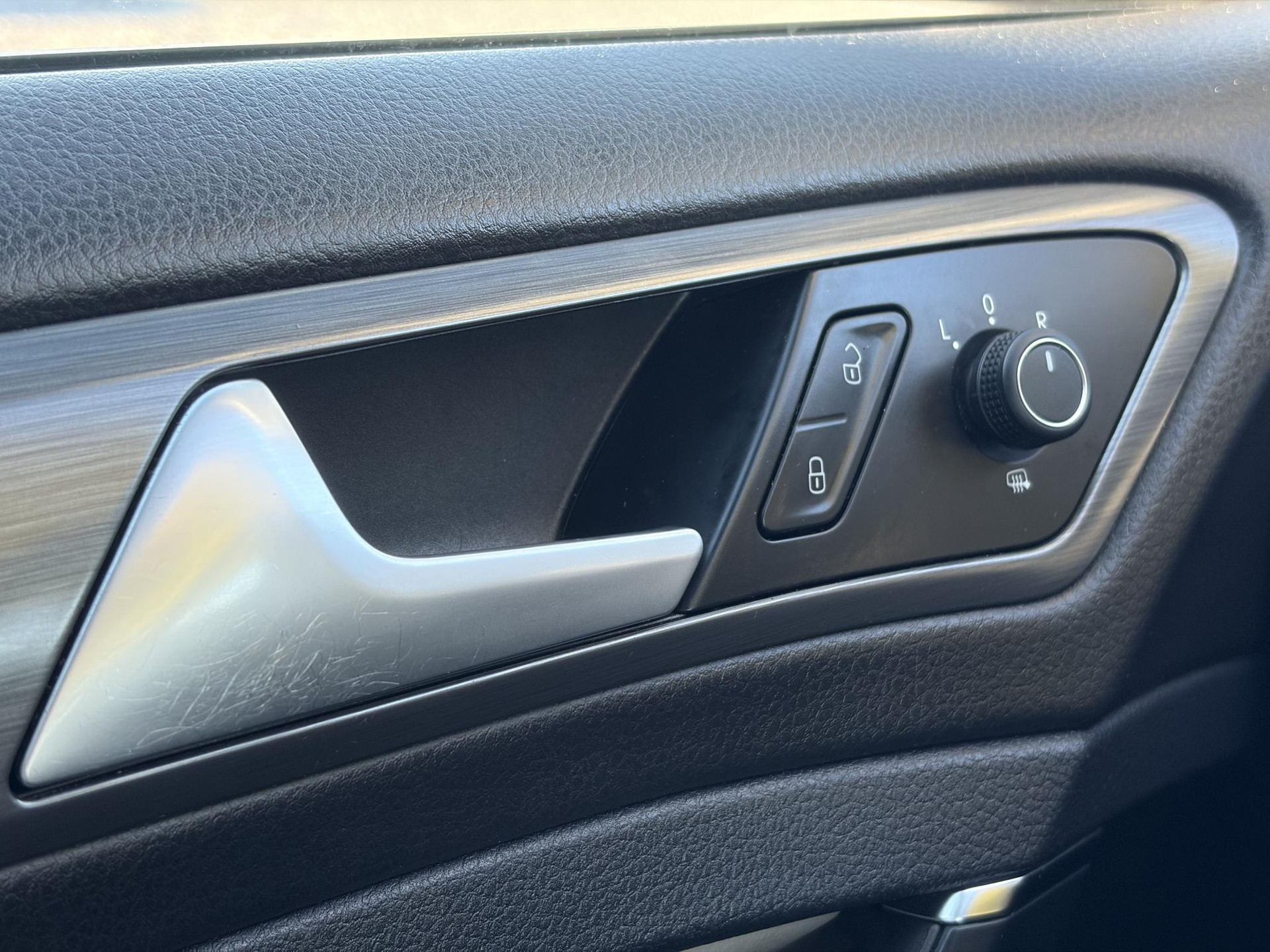 Volkswagen e-Golf e-Golf ✓SOH 88.57%✓Carplay✓Navi✓Leder✓Clima✓Cruise✓Pdc V+A✓LED✓16'' Lm velgen✓N.A.P✓Apk tot 02-2027