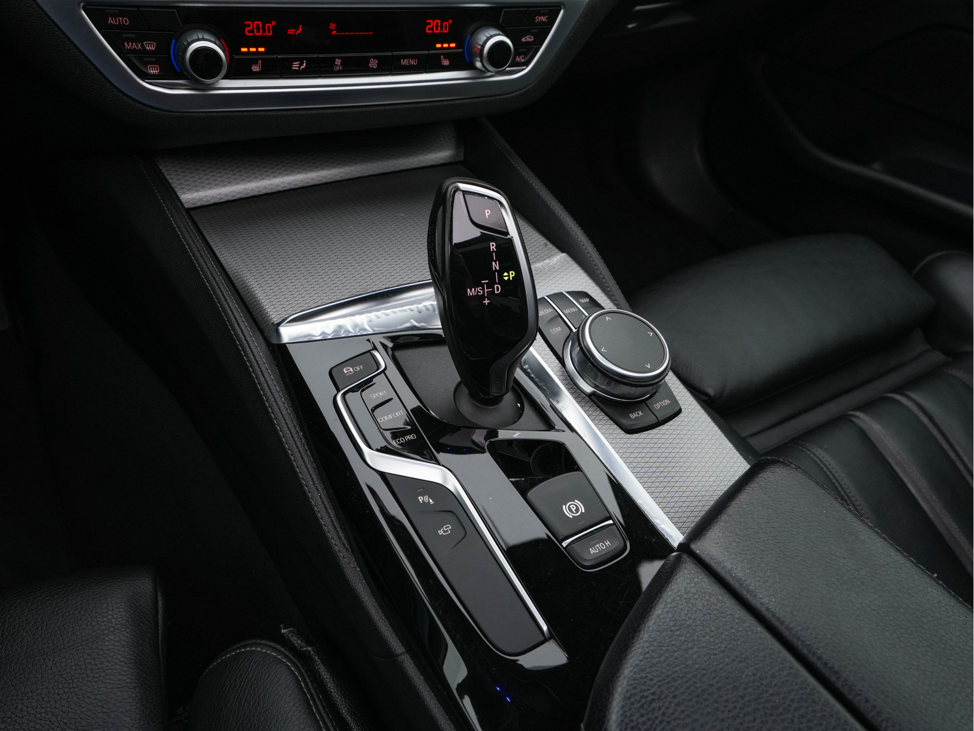 BMW 5-serie 520d xDrive M-Sport-Pack High Executive (INCL-BTW) Aut. *PANO | LUXURY-LEATHER | FULL-LED | HEAD-UP | DIGI-COCKPIT | NAVI-FULLMAP | TOP-VIEW | MEMORY-PACK | ECC | AMBIENT-LIGHT | PDC | CRUISE | SHIFT-PADDLES | TOWBAR  | 20''ALU*