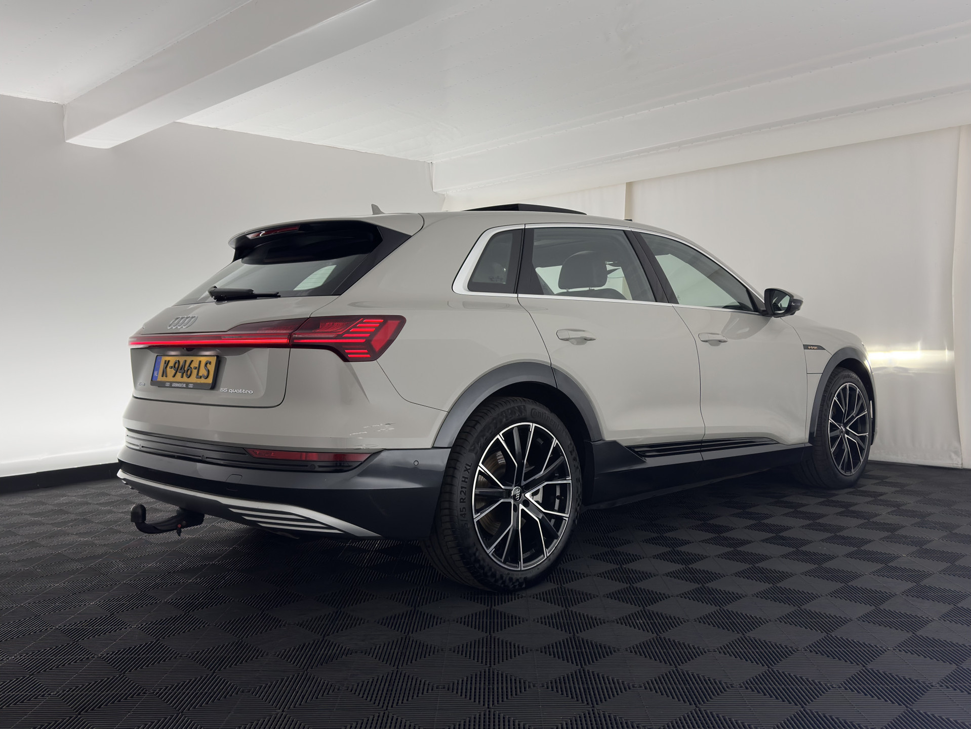 Audi e-tron 55 quattro advanced 95 kWh [ 3-Fase ] (INCL-BTW) *PANO | LUXURY-LEATHER | ADAPTIVE-CRUISE | FULL-LED | DIGI-COCKPIT | KEYLESS | MEMORY-PACK | AIR-SUSPENSION | CAMERA | AMBIENT-LIGHT |  NAVI-FULLMAP | SHIFT-PADDLES | DAB+ | COMFOR