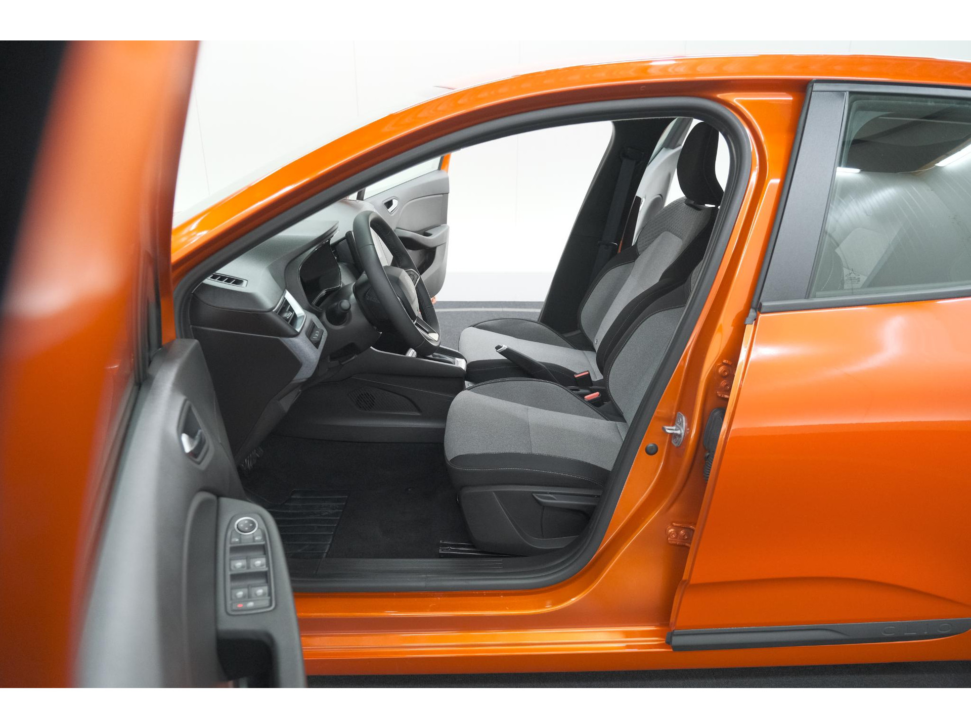Renault Clio 1.6 E-Tech Full Hybrid 145 Evolution Holland Edition | Apple Carplay | Parkeersensoren | LED | Cruise Control