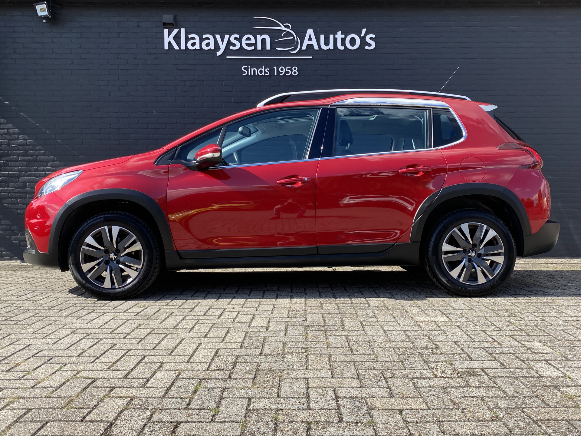 Peugeot 2008 1.2 PureTech Allure AUT. | dealer onderh. | panoramadak | trekhaak | navigatie | cruise control | all season banden