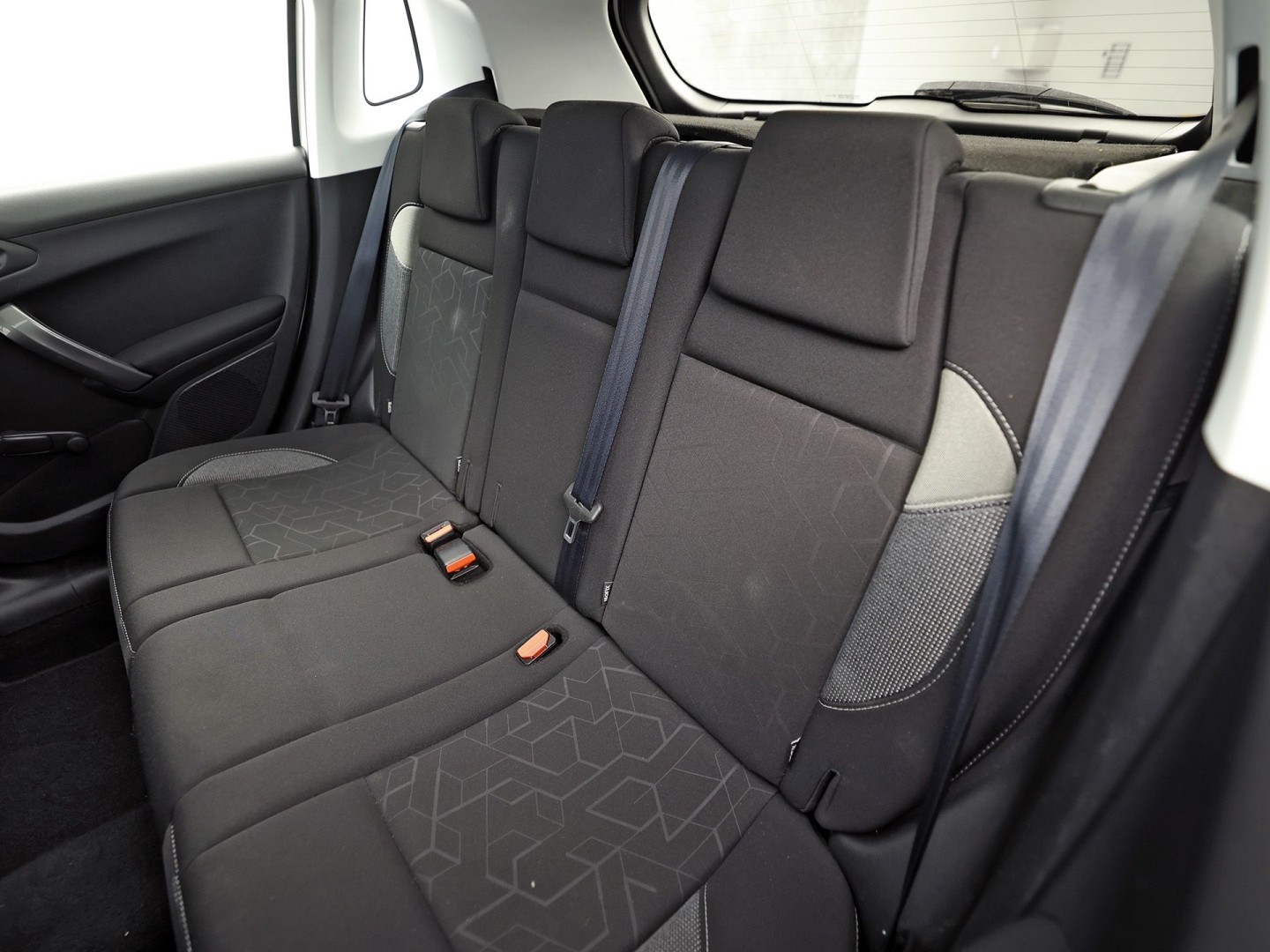 Peugeot 2008 1.2 PureTech Sport (PANORAMADAK, APPLE CARPLAY, NAVIGATIE, LM VELGEN, SPORTSTOELEN, PARKEERSENSOREN, CRUISE, NIEUWSTAAT)