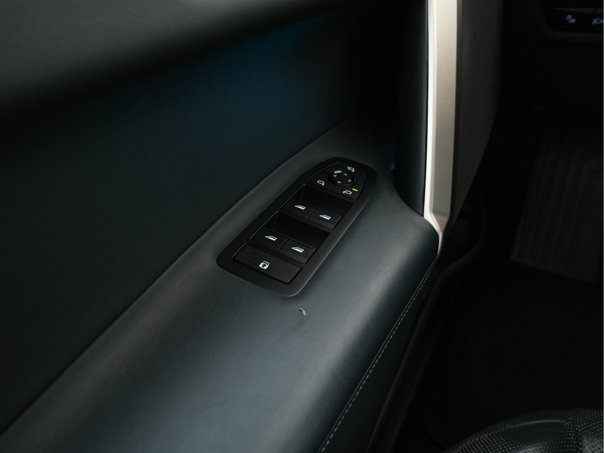 BMW iX xDrive40 High Executive 77 kWh ( 3-Fase ) {SOH-100%} (INCL-BTW) Aut. *PANO | HEAD-UP | HARMAN/KARDON-SURROUND | SOFT-CLOSE | DAB+ | DIGI-COCKPIT | HEATED-COMFORTSEATS | FULL-LED | CARPLAY | TOWBAR | AMBIENT-LIGHT | TOPVIEW | MEMORY-PACK |