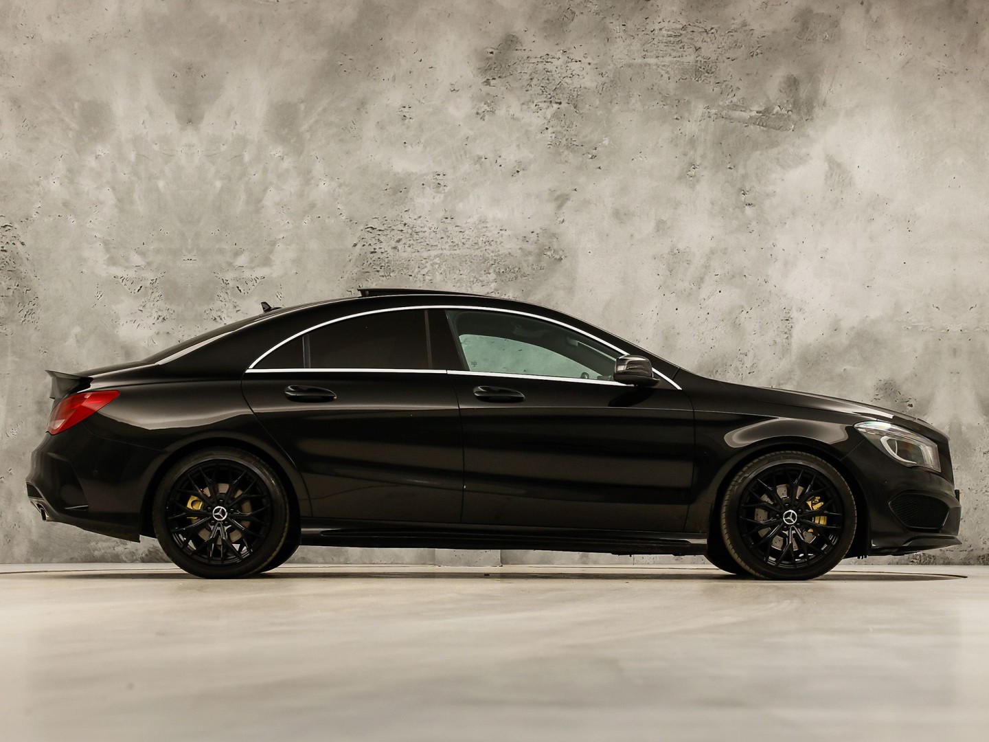 Mercedes-Benz CLA-Klasse 250 AMG Sport 211Pk Automaat (PANORAMADAK, STERRENHEMEL, NAVIGATIE, RODE GORDELS, LEDER/ALCANTARA, STOELVERWARMING, SPORTSTOELEN, GETINT GLAS, CRUISE, NIEUWSTAAT)