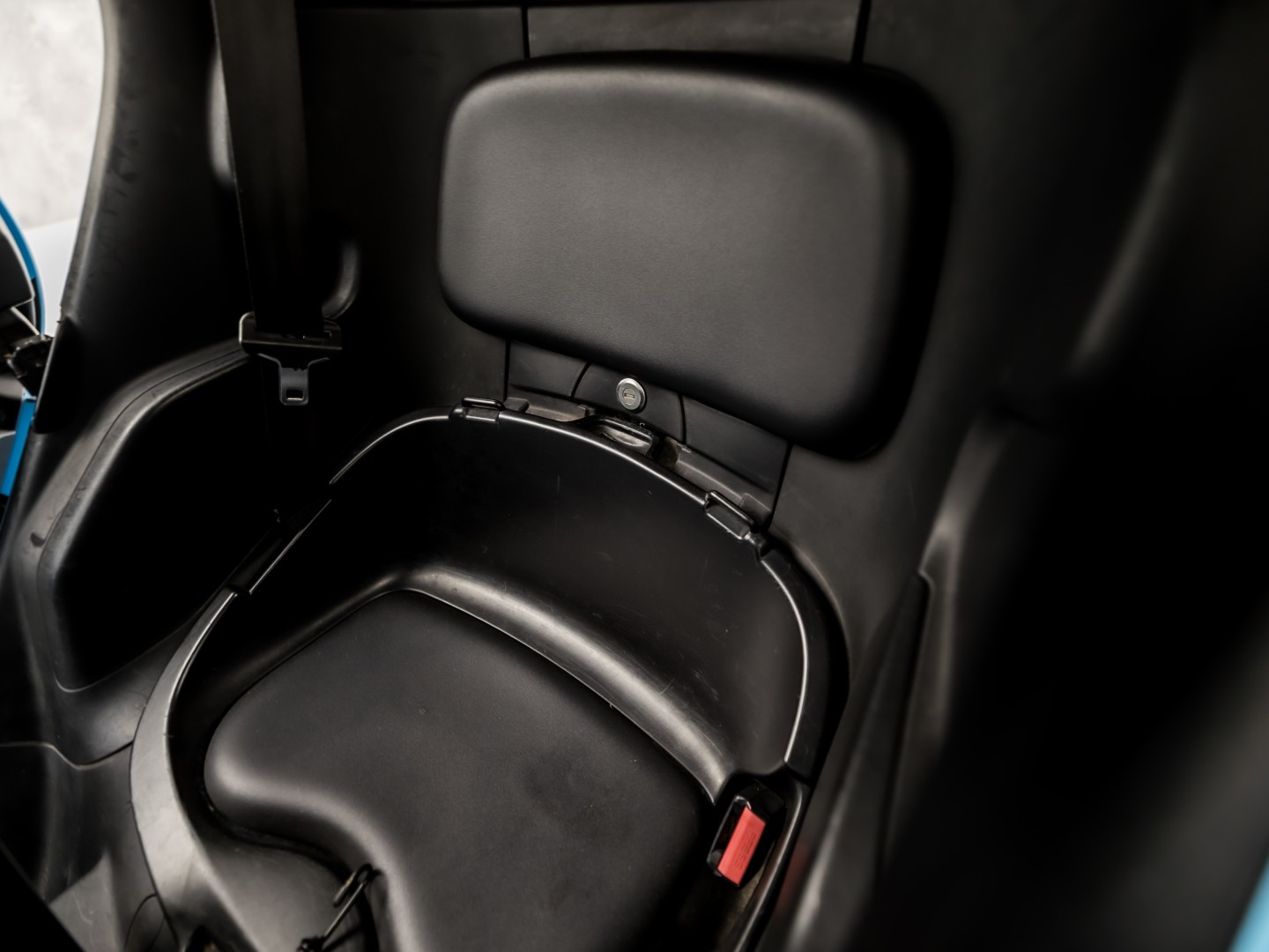 Renault Twizy Life (45 KMH, BROMMER KENTEKEN, ZWART LEDER, PARKEERSENSOREN, SPORTSTOEL, NIEUWSTAAT)