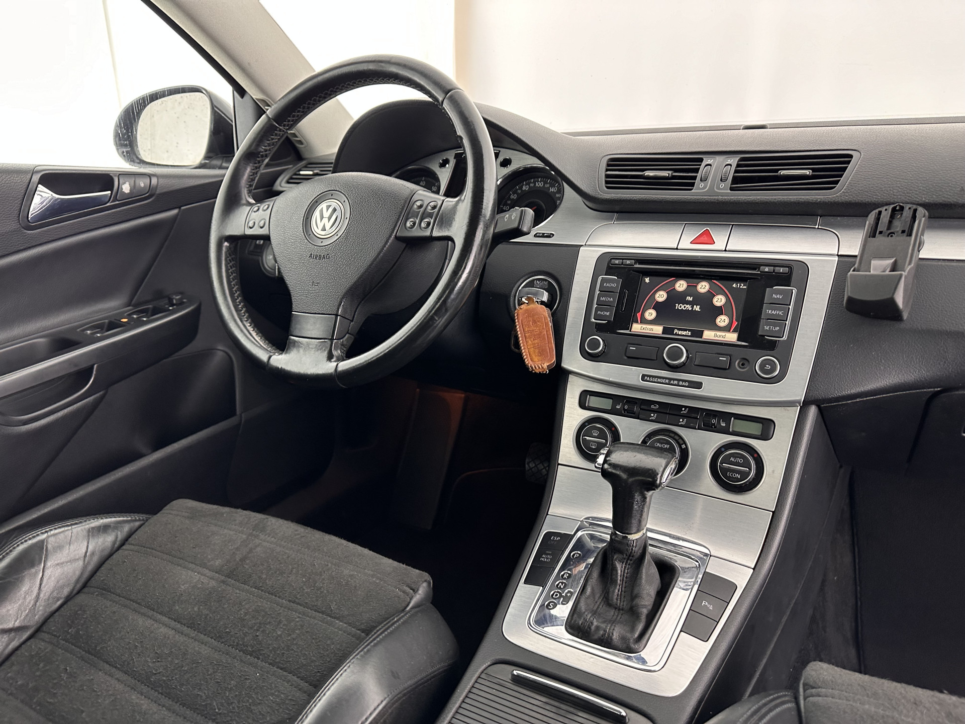 Volkswagen Passat 2.0 FSI Highline Aut. *NAVI-FULLMAP | LEATHER-ALCANTARA | SPORT-SEATS | ECC | HEATED-SEATS | PDC | CRUISE*