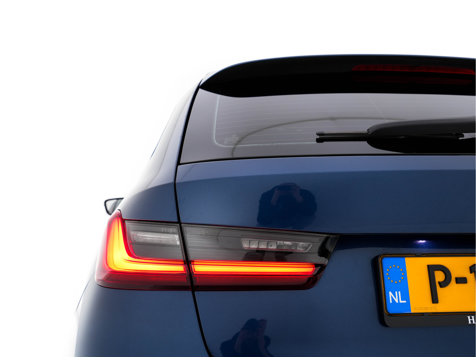 BMW 3-serie Touring 320e Business Edition Plus [Plug-In] (INCL-BTW) Aut. *LEATHER | FULL-LED | HEATED-SPORTSEATS | DIGI-COCKPIT | HIFI-SOUND | NAVI-FULLMAP | PRIVACYGLASS | PDC | AMBIENTLIGHT | DAB | KEYLESS | TOWBAR | 17"ALU* *