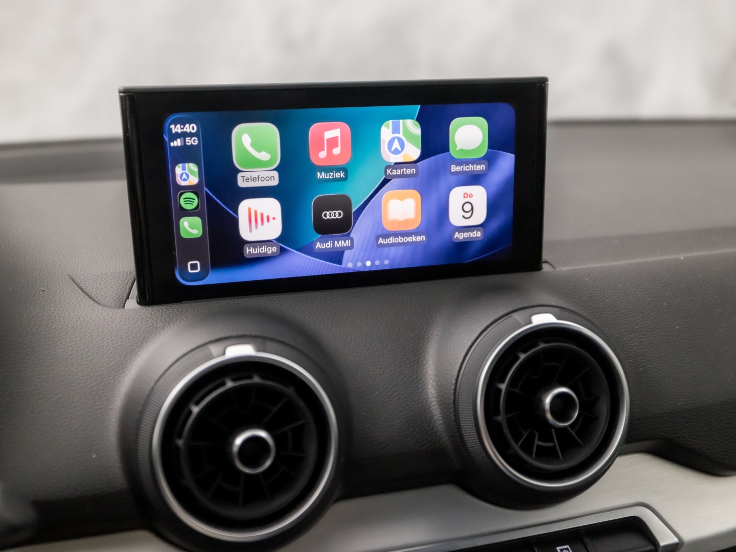 Audi Q2 35 TFSI S-Tronic Sport 150Pk Automaat (VIRTUAL COCKPIT, APPLE CARPLAY, GROOT NAVI, CLIMATE, STOELVERWARMING, SPORTSTOELEN, GETINT GLAS, PARKEERSENSOREN, CRUISE, NIEUWSTAAT)