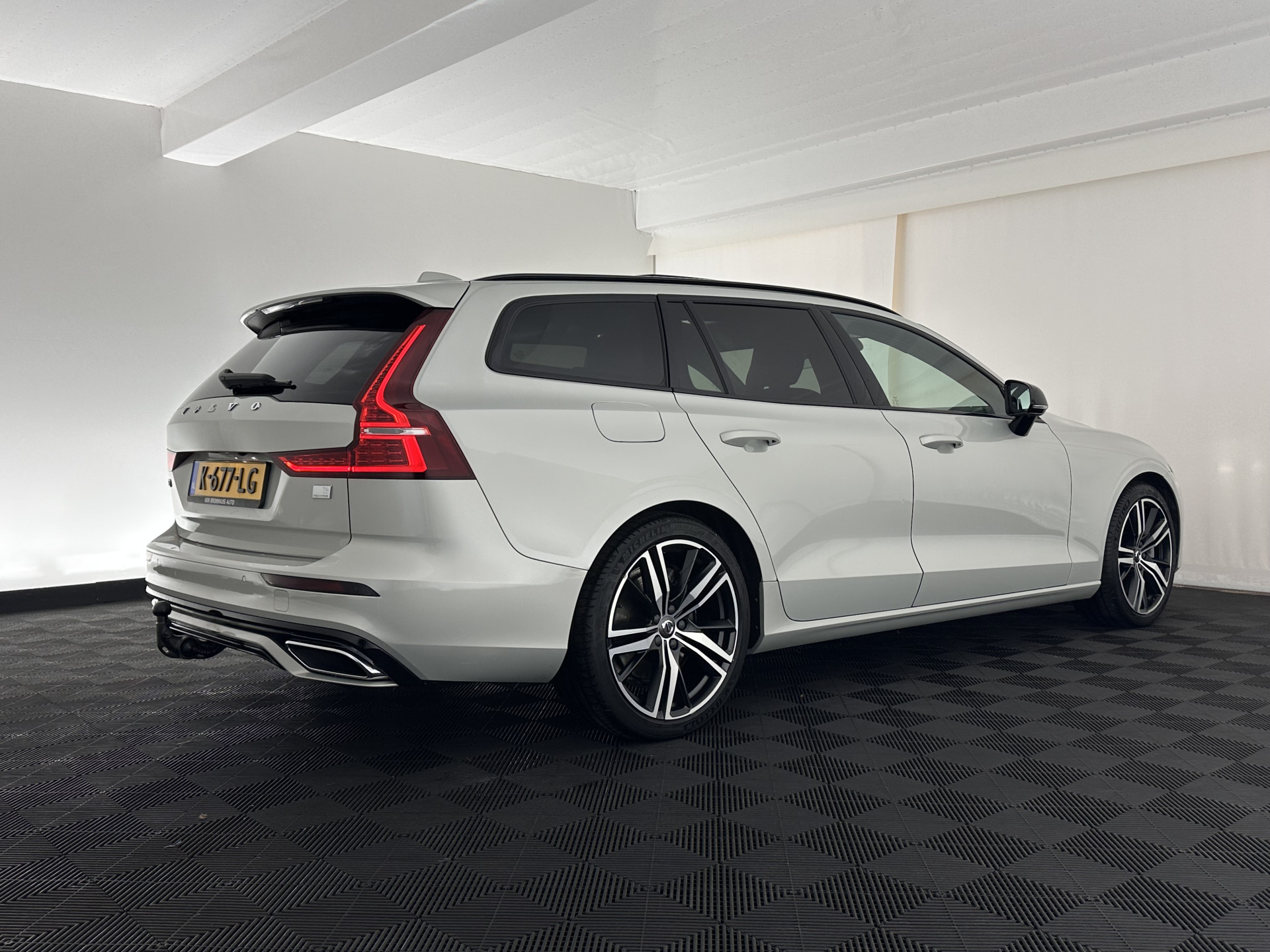 Volvo V60 2.0 T6 Recharge AWD R-Design (Plug-in) (INCL.BTW) Aut. *PANO | HEAD-UP | LEATHER-FABRIC | FULL-LED | MEMORY-PACK | HARMAN/KARDON | DIGI-COCKPIT | HEATED-SPORTSEATS | KEYLESS | DAB+ | NAVI-FULLMAP | PDC | CRUISE | TOWBAR | 19''ALU*
