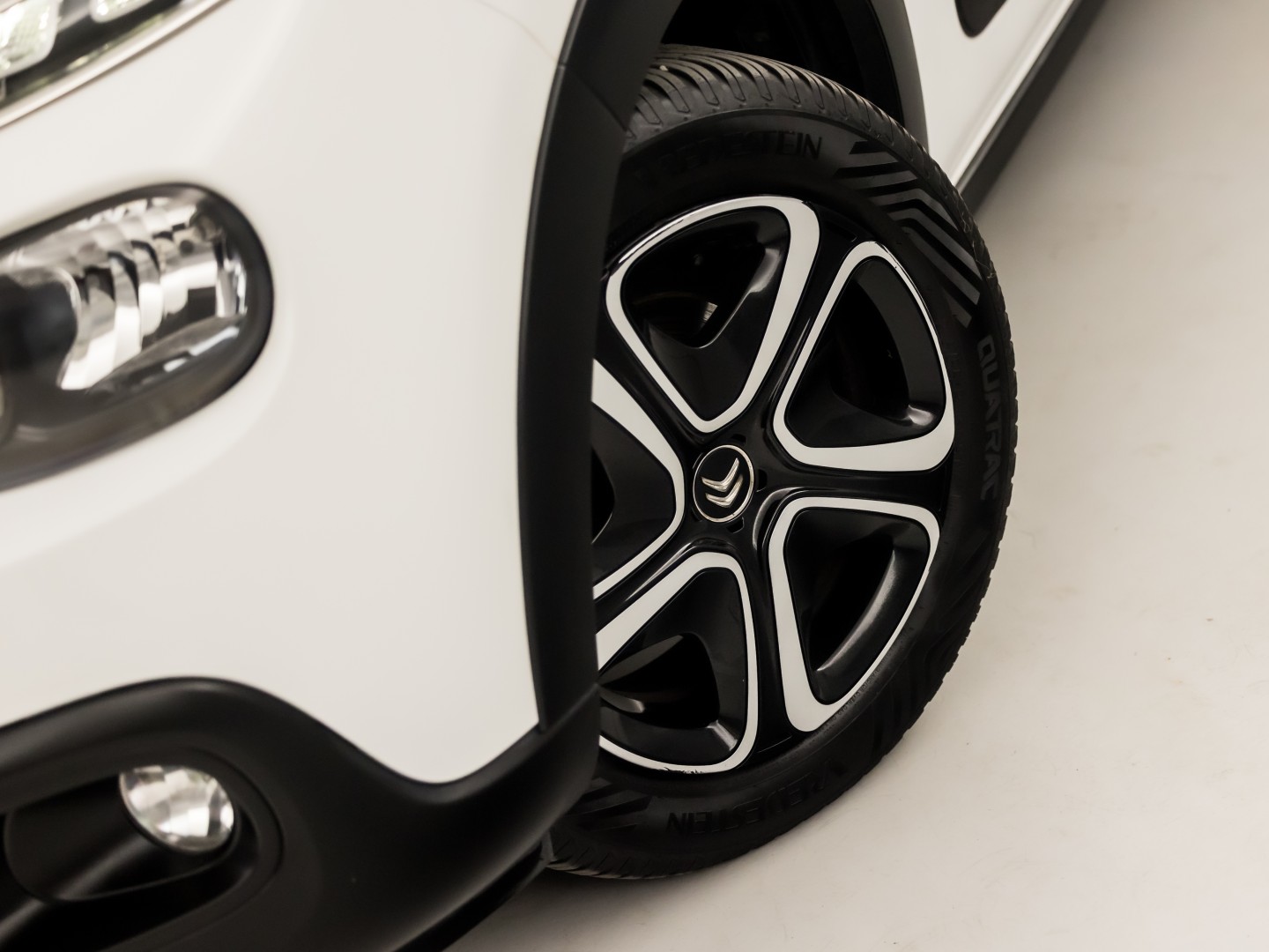 Citroën C3 1.2 PureTech S&S Shine Sport 110Pk (APPLE CARPLAY, GROOT NAVI, STOELVERWARMING, SPORTSTOELEN, CRUISE, LANE ASSIST, NIEUWSTAAT)