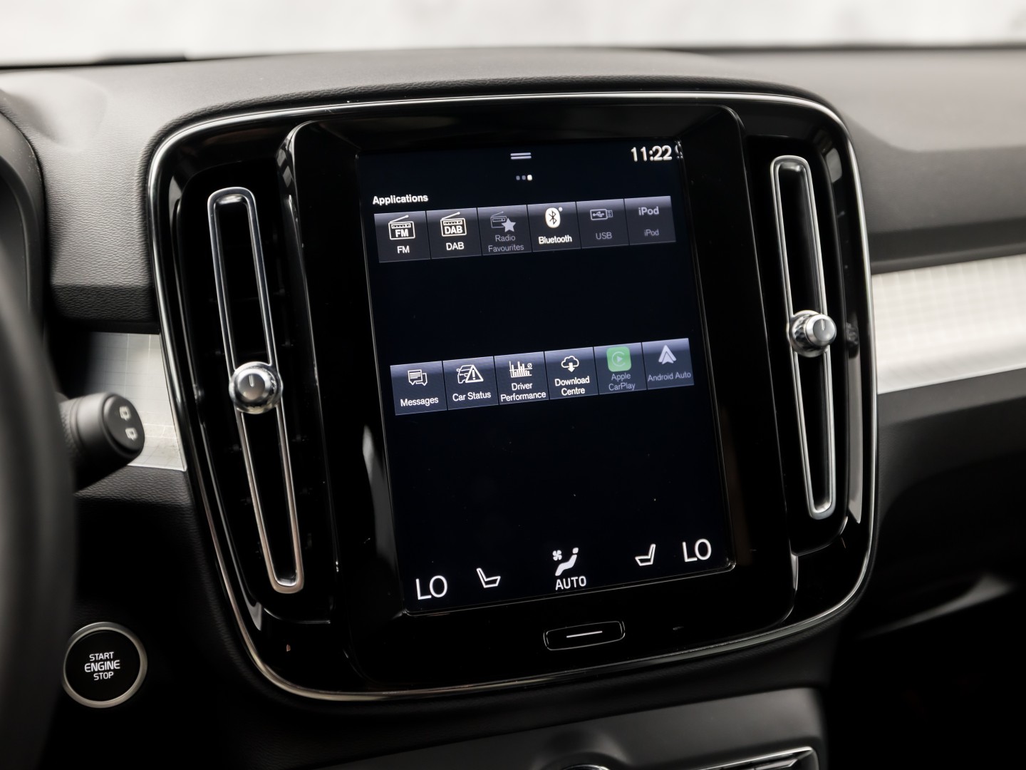 Volvo XC40 1.5 T5 Recharge Sport 262Pk Automaat (BLACK PACK, APPLE CARPLAY, GROOT NAVI, ZWART HEMEL, STUUR/STOELVERWARMING, SPORTSTOELEN, GETINT GLAS, LANE ASSIST, NIEUWE APK, NIEUWSTAAT)