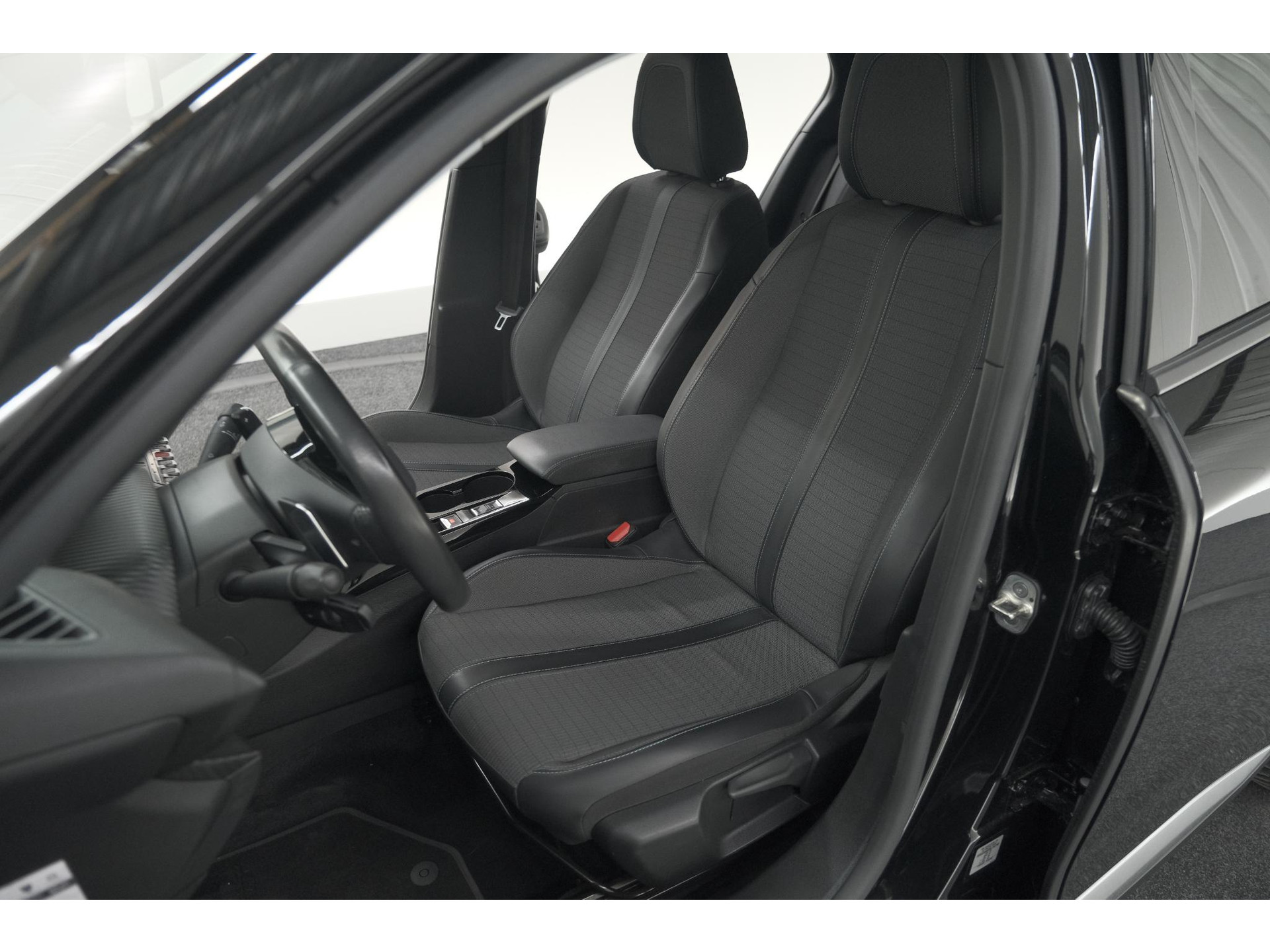 Peugeot 2008 PureTech 130 EAT8 Allure | Trekhaak | Camera | Navigatie | Apple Carplay