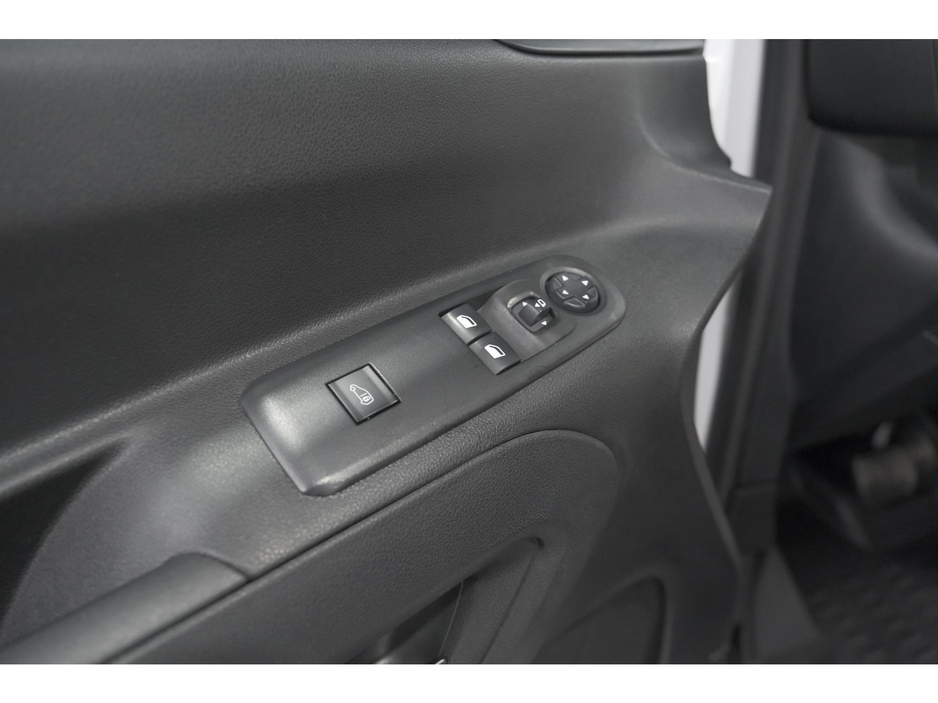 Peugeot Partner 1.5 BlueHDi 130 EAT8 S&S L1 | Trekhaak | Laadruimte-Pakket | Camera | Dodehoekdetectie