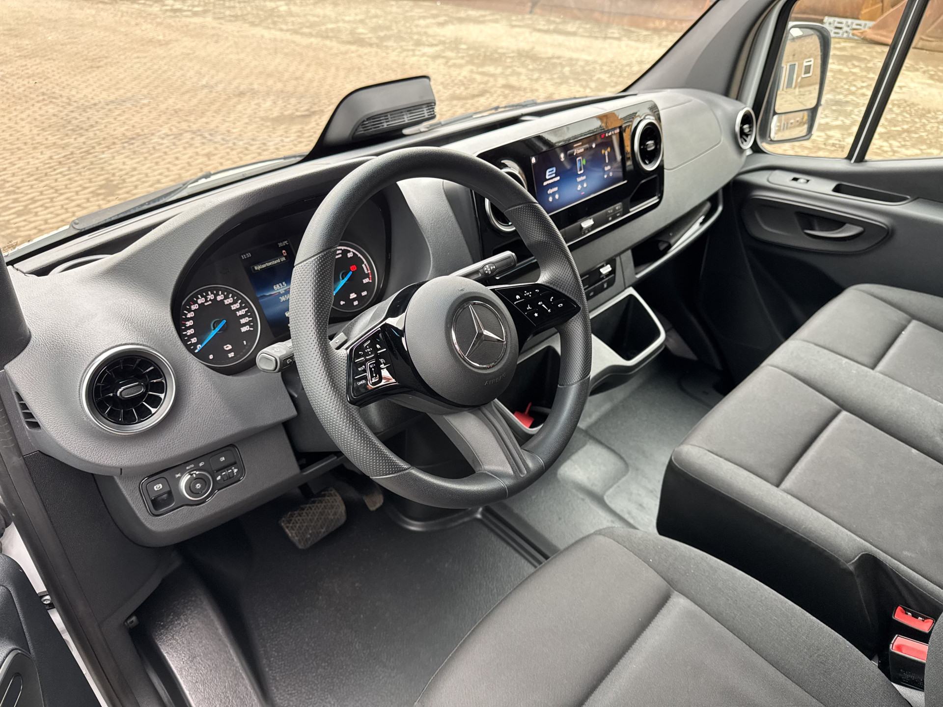 Mercedes-Benz eSprinter 314 Pro 81kWh L2H2 313km WLTP 2000kg Trekvermogen 115kw Snelladen Adaptieve Cruise Widescreen Camera