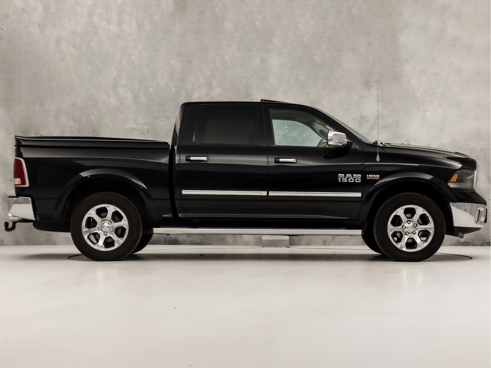 Dodge Ram 5.7 V8 4x4 Quad Cab 6'4 402Pk Automaat (MARGE, SCHUIFDAK, LUCHTVERING, STOELKOELING/VERWARMING, NAVIGATIE, CAMERA, LEDER, MEMORY SEATS, TREEPLANKEN, TREKHAAK, KEYLESS, GETINT GLAS, NIEUWE APK, NIEUWSTAAT)