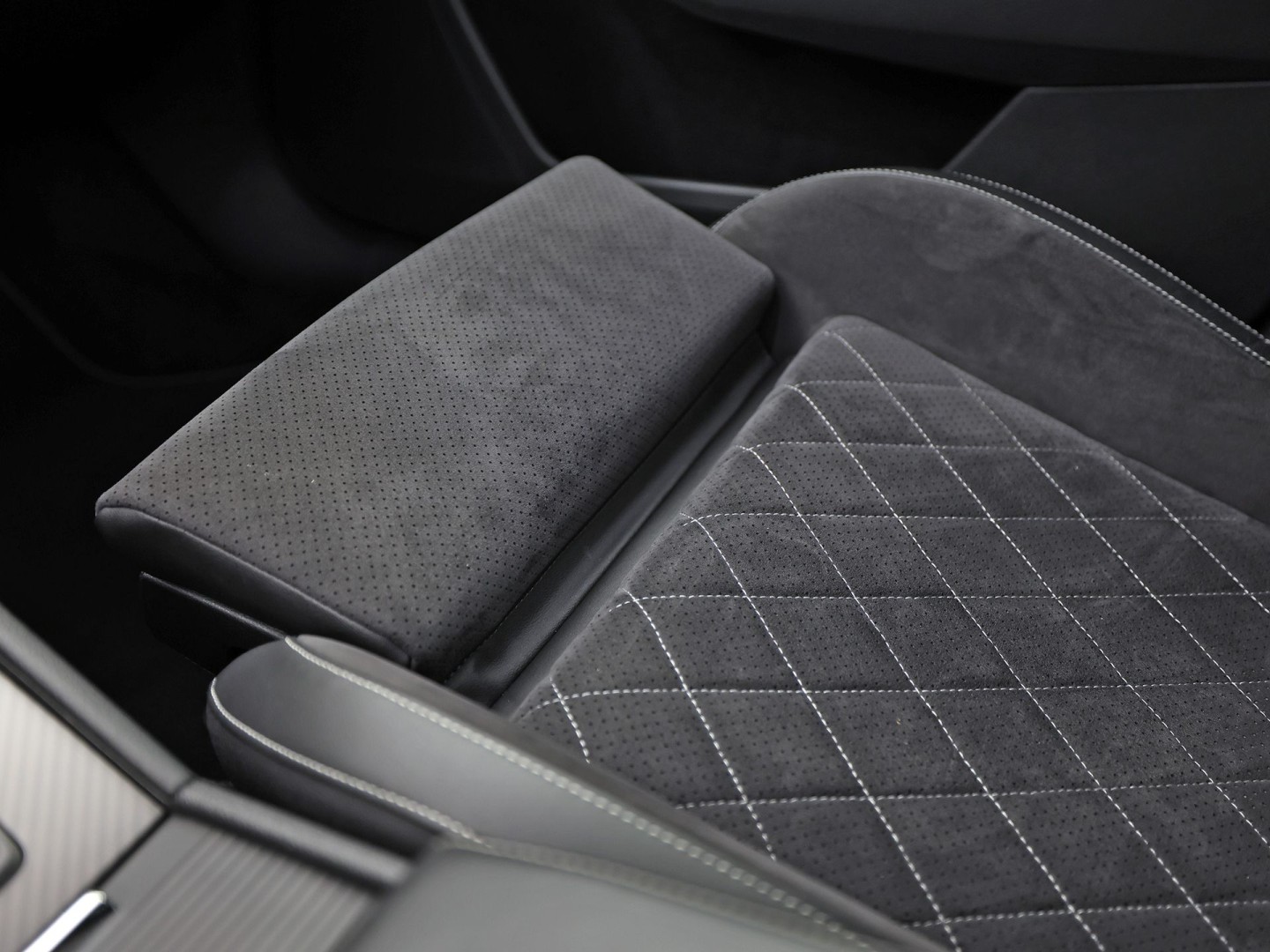 Škoda Superb Combi 1.4 TSI iV Sportline 218Pk Automaat (PANORAMADAK, 360 CAMERA, VIRTUAL COCKPIT, MEMORY SEATS, CANTON AUDIO, STOELVERWARMING, ADAPTIVE CRUISE, SFEERVERLICHTING, APPLE CARPLAY, NIEUWSTAAT)