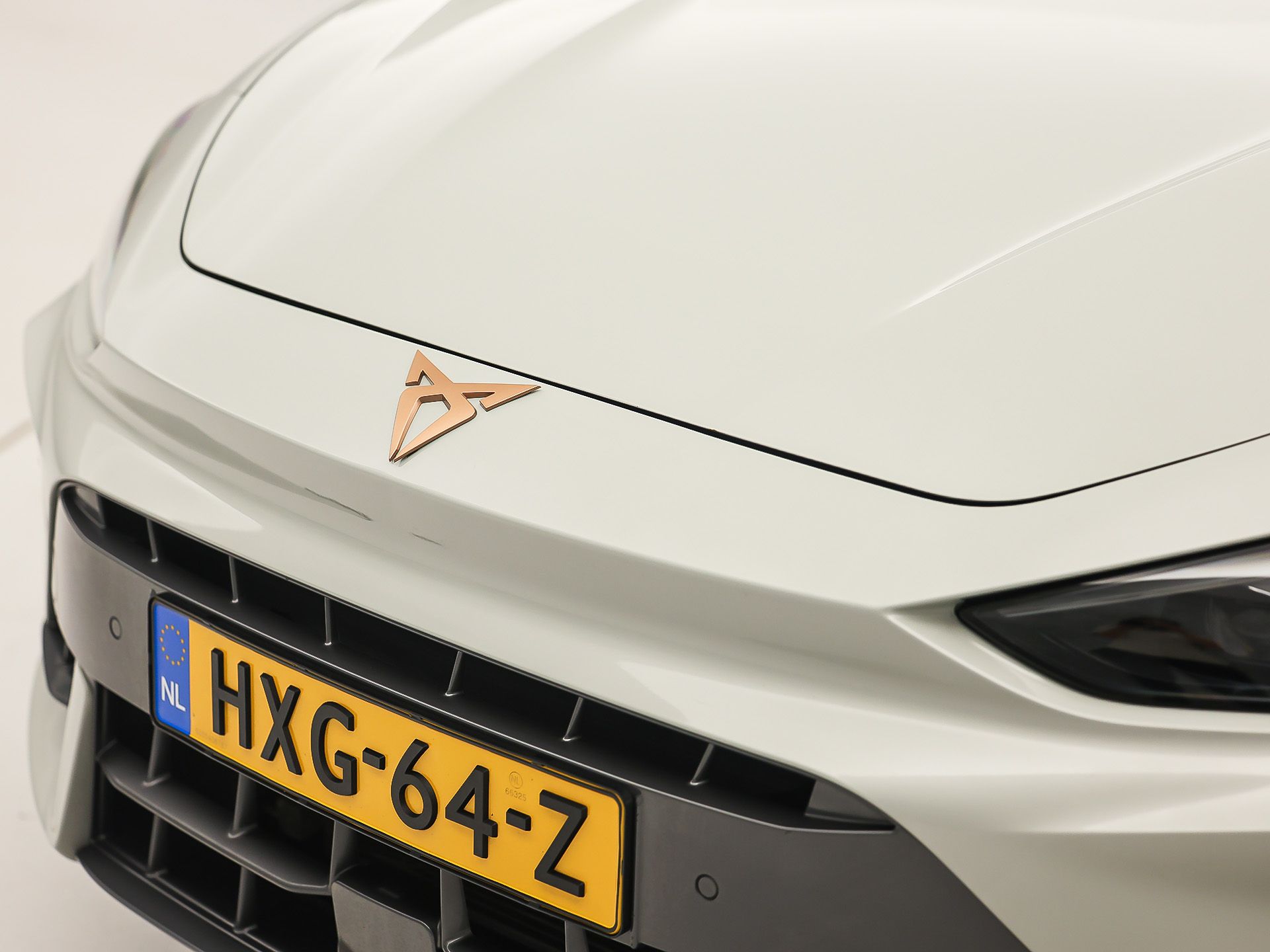 CUPRA Leon 1.5 TSI Sport 150Pk Automaat (APPLE CARPLAY, GROOT NAVI, KUIPSTOELEN, SENNHEISER AUDIO, CAMERA, STUUR/STOELVERWARMING, GETINT GLAS, NIEUWSTAAT)