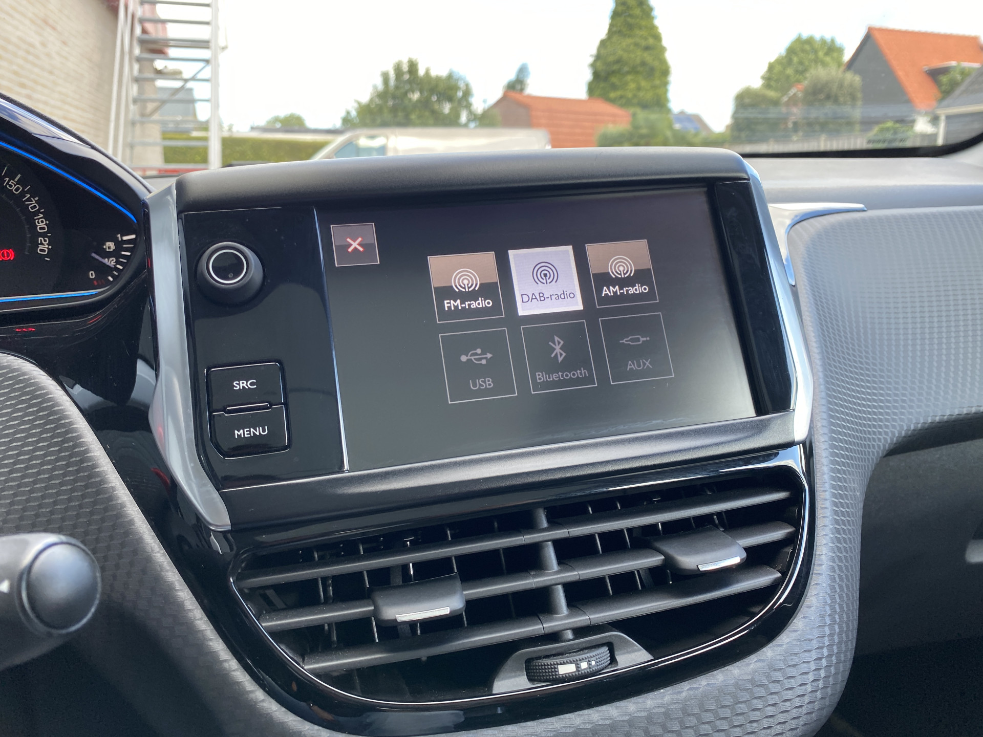 Peugeot 2008 1.2 PureTech Allure AUT. | dealer onderh. | panoramadak | trekhaak | navigatie | cruise control | all season banden