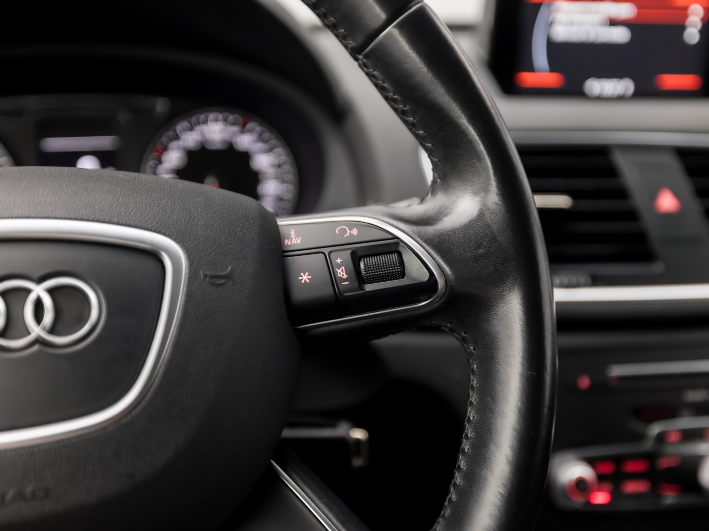 Audi Q3 1.4 TFSI Sport 150Pk Automaat (NAVIGATIE, CLIMATE, STOELVERWARMING, GETINT GLAS, SPORTSTOELEN, BLUETOOTH, NIEUWE APK, NIEUWSTAAT)