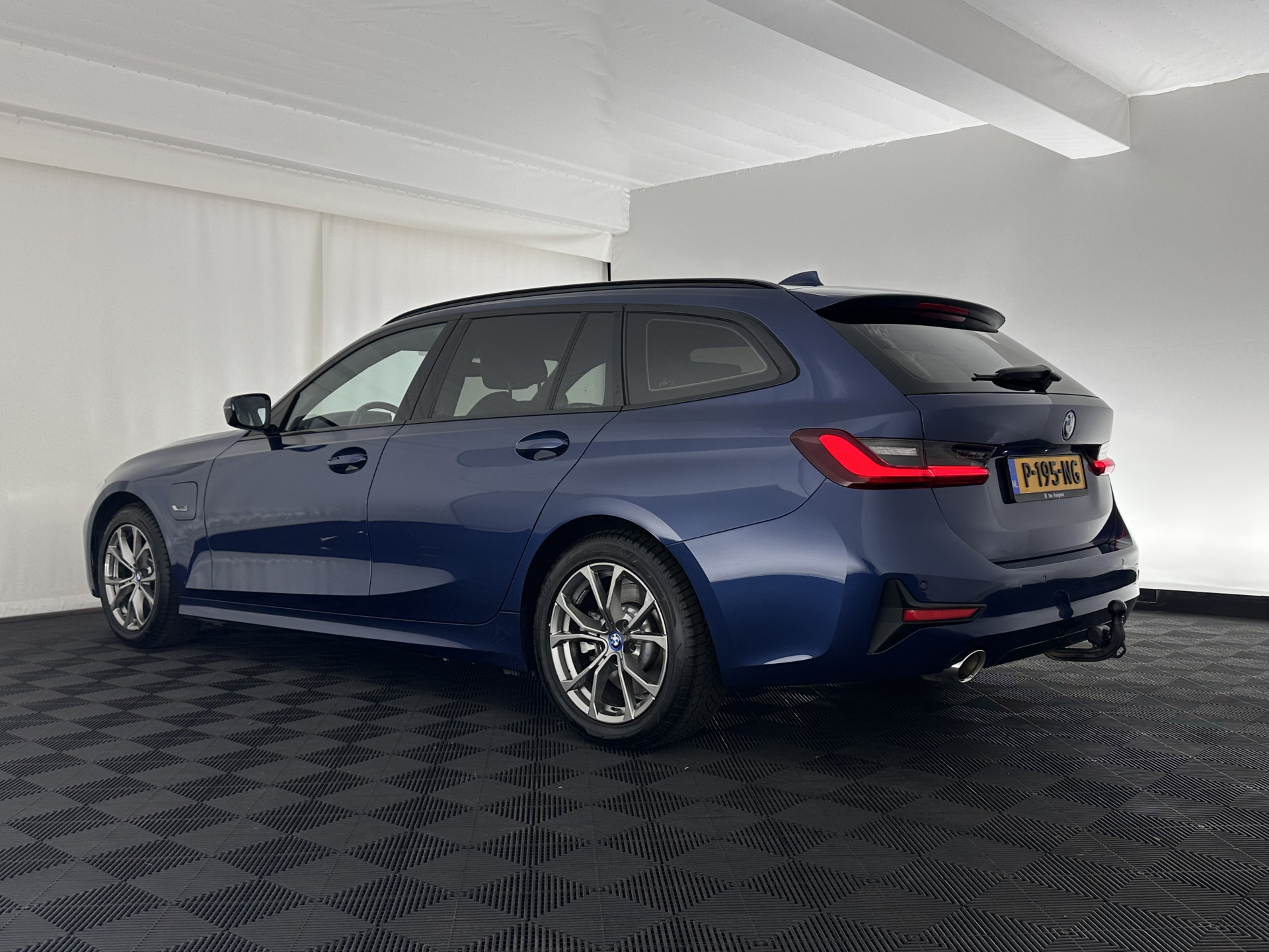 BMW 3-serie Touring 320e Business Edition Plus [Plug-In] (INCL-BTW) Aut. *LEATHER | FULL-LED | HEATED-SPORTSEATS | DIGI-COCKPIT | HIFI-SOUND | NAVI-FULLMAP | PRIVACYGLASS | PDC | AMBIENTLIGHT | DAB | KEYLESS | TOWBAR | 17"ALU* *