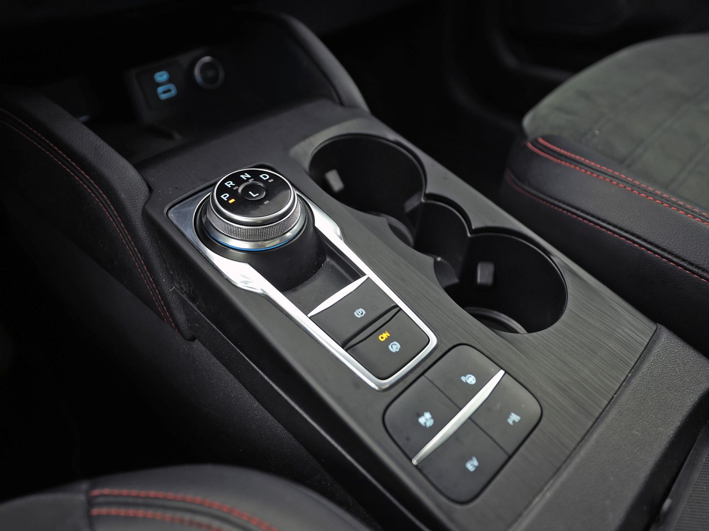 Ford Kuga 2.5 PHEV ST Line 225Pk Automaat (PANORAMADAK, SOH 87,7%, APPLE CARPLAY, LEDER/ALCANTARA, STUUR/STOELVERWARMING, CAMERA, SPORTSTOELEN, HEAD-UP DISPLAY, ADAPTIVE CRUISE, GETINT GLAS, NIEUWE APK, NIEUWSTAAT)