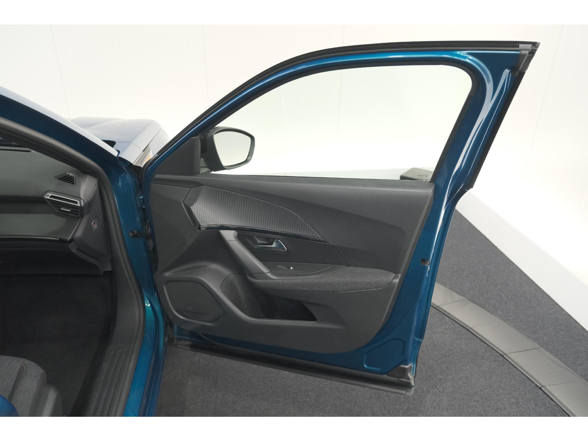 Peugeot 2008 Hybrid 136 e-DCS6 Style | Apple Carplay | Parkeersensoren | Climate control