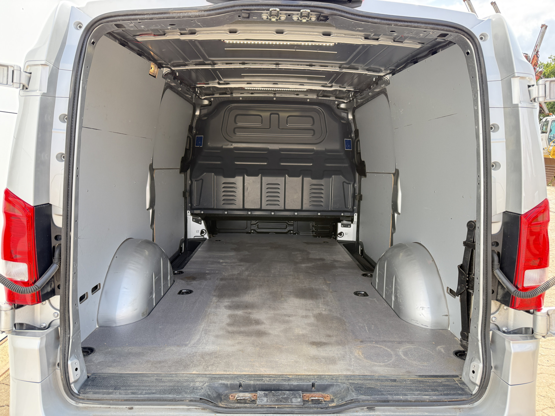 Mercedes-Benz Vito 119 1.9 CDI L2 190pk Automaat LE0 Dubbele Schuif Cruise Control Climate Control Trekhaak Carplay Camera Parkeersensoren v+a