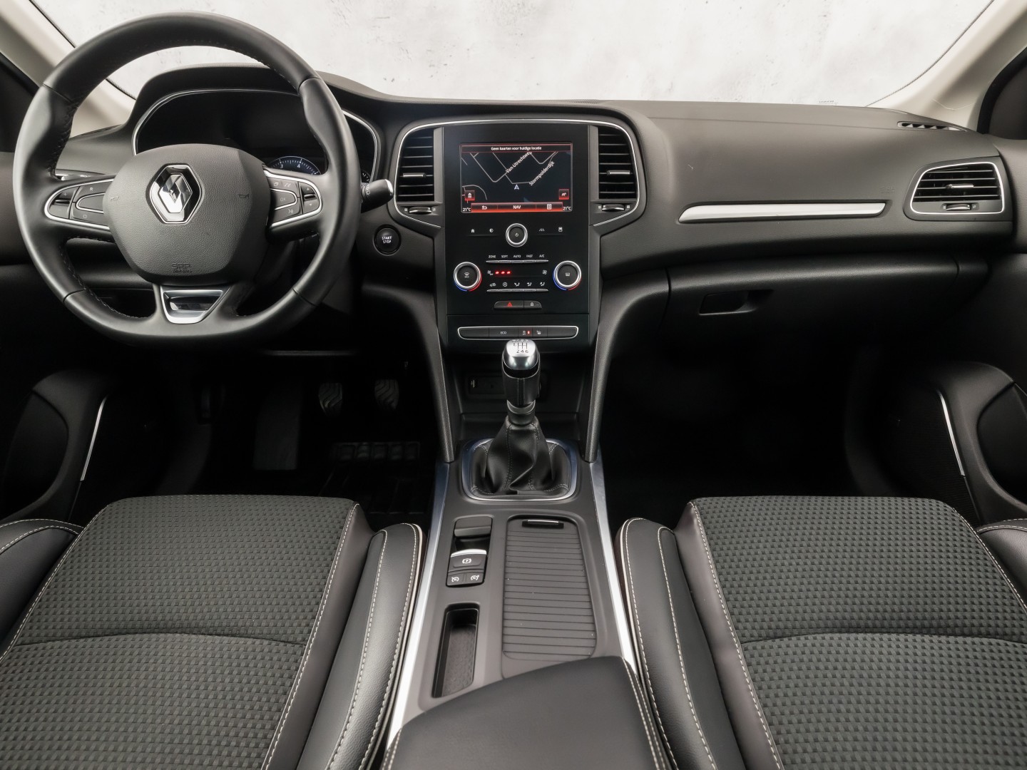 Renault Mégane Estate 1.2 TCe Bose Sport (APPLE CARPLAY, NAVIGATIE, LEDER, CAMERA, GETINT GLAS, SPORTSTOELEN, PARKEERSENSOREN, CRUISE, NIEUWSTAAT)