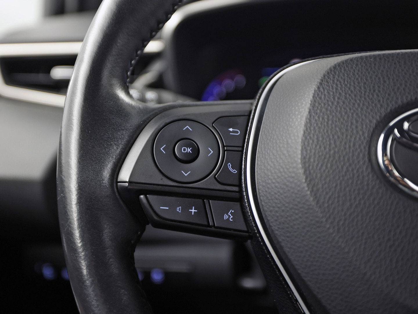 Toyota Corolla 1.8 Hybrid Sport Automaat (VIRTUAL COCKPIT, APPLE CARPLAY, CAMERA, STUUR/STOELVERWARMING, SPORTSTOELEN, ADAPTIVE CRUISE, ZWART HEMEL, NIEUWE APK, NIEUWSTAAT)