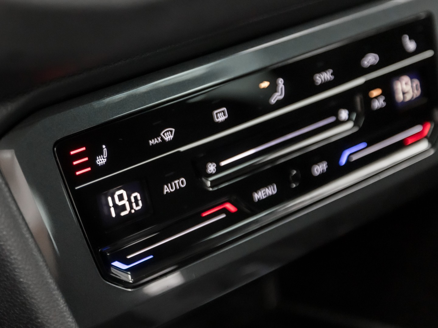 Volkswagen Tiguan 1.5 TSI Life Sport 150Pk Automaat (VIRTUAL COCKPIT, APPLE CARPLAY, CLIMATE, KEYLESS, STOELVERWARMING, SPORTSTOELEN, GETINT GLAS, ELEK ACHTERKLEP, ALCANTARA, NIEUWE APK, NIEUWSTAAT)