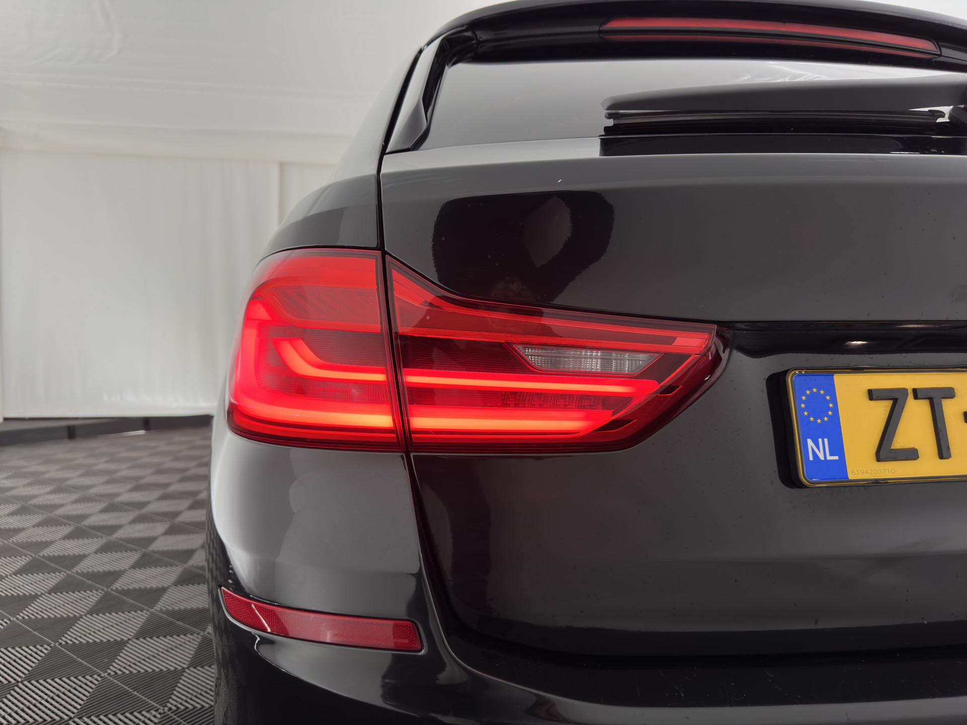 BMW 5-serie Touring 530d Sportline High Executive Aut. *PANO | LEATHER | FULL-LED | MEMORY-PACK | TOP-VIEW | HEATED-COMFORTSEATS | NAVI-FULLMAP | PRIVACY-GLASS | AMBIENT-LIGHT | ECC | CARPLAY | PDC | TOWBAR | SHIFT-PADDLES | 20"ALU*