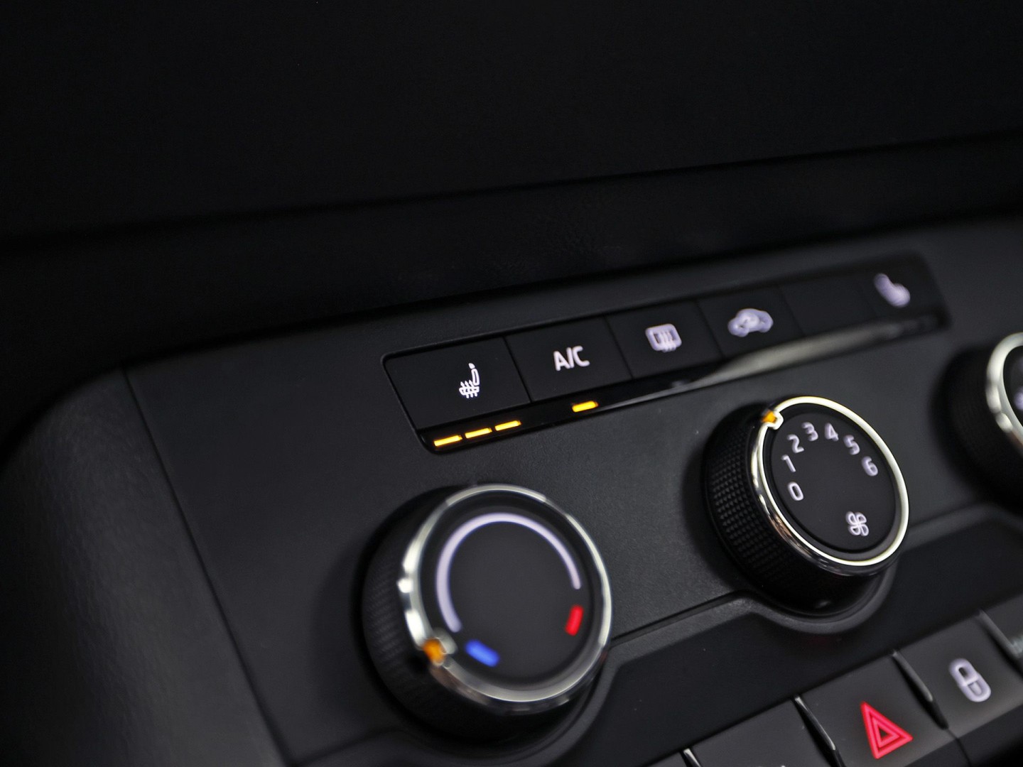 Škoda Karoq 1.5 TSI ACT Sport 150Pk (APPLE CARPLAY, CLIMATE, STOELVERWARMING, GETINT GLAS, SPORTSTOELEN, PARKEERSENSOREN, CRUISE, NIEUWSTAAT)