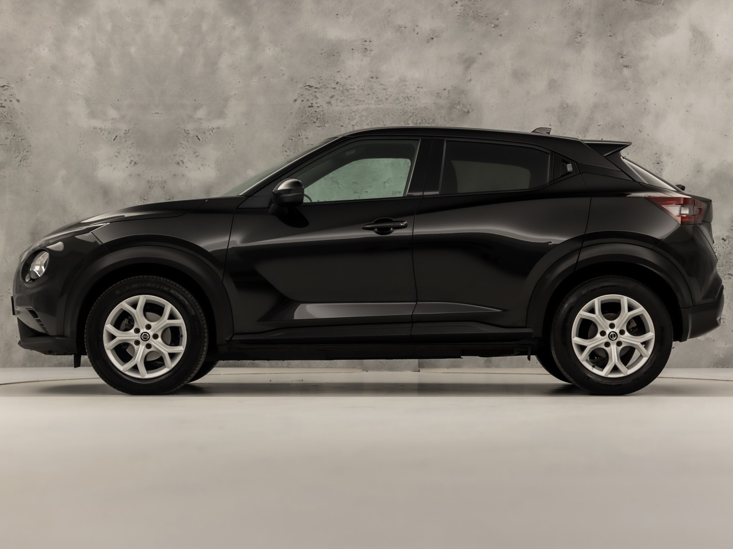 Nissan Juke 1.0 DIG-T N-Connecta Black Sport (APPLE CARPLAY, NAVIGATIE, CLIMATE, CAMERA, SPORTSTOELEN, GETINT GLAS, CRUISE, NIEUWSTAAT)