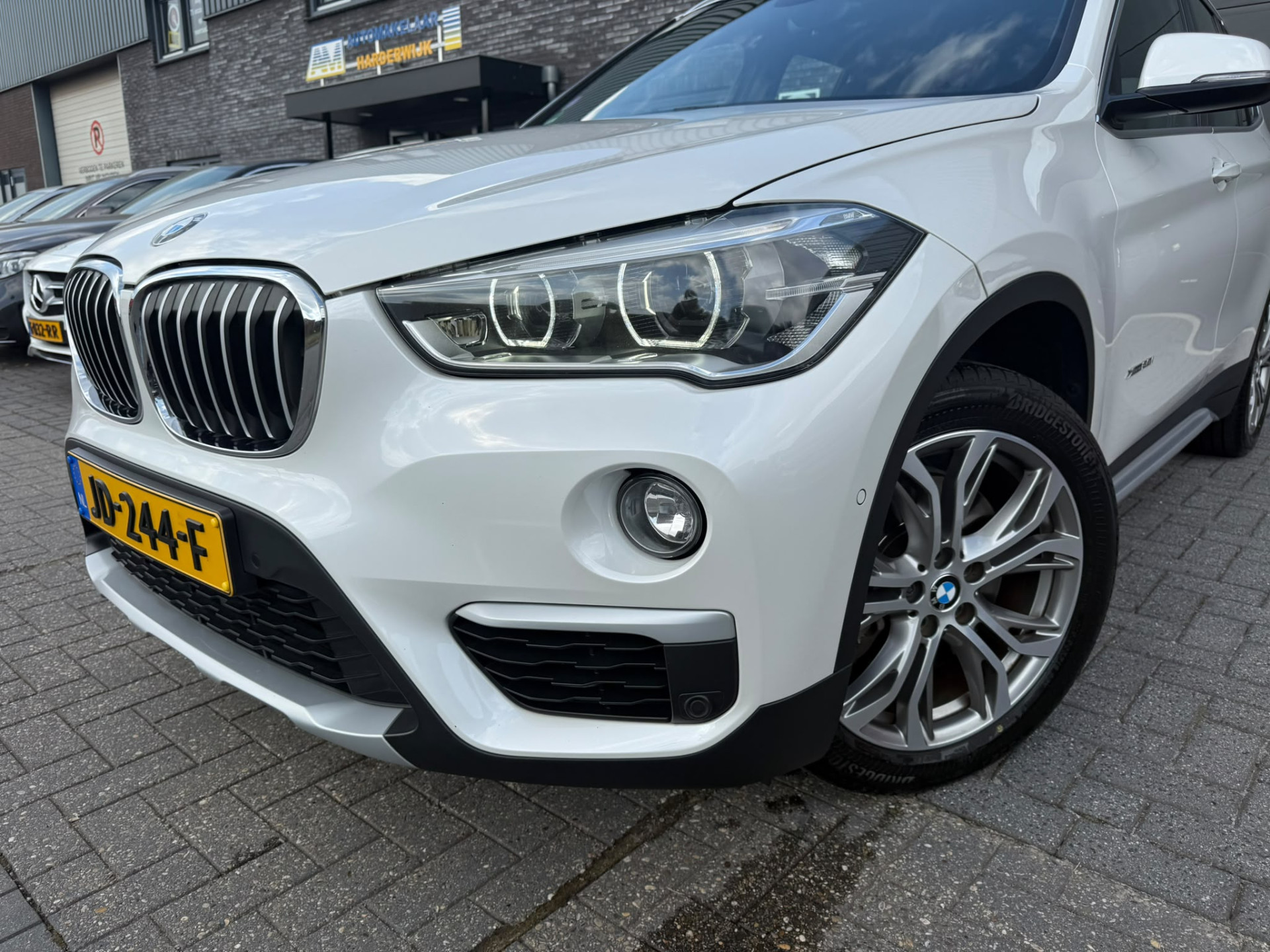 BMW X1 xDrive20i xLine | 3E EIGENAAR | 3/6/12MND GARANTIE| PANO DAK | HEAD UP | LEDER | NAVI |