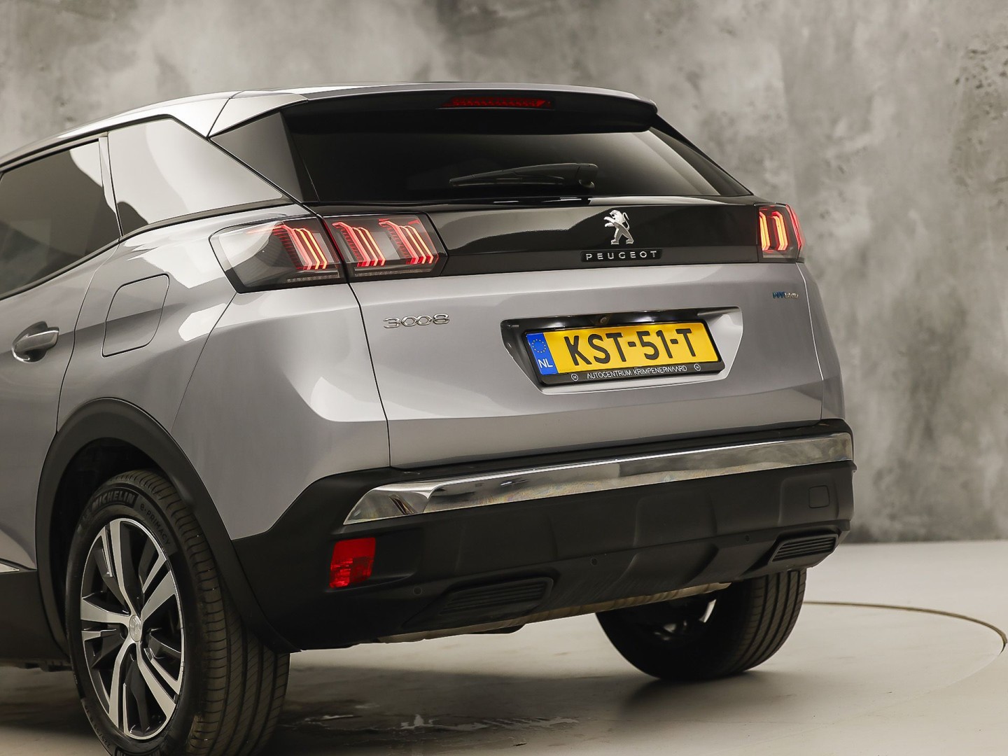 Peugeot 3008 1.6 HYbrid 225 Allure Sport 225Pk Automaat (APPLE CARPLAY, GROOT NAVI, 360 CAMERA, SPORTSTOELEN, LEDER, KEYLESS, GETINT GLAS, LANE ASSIST, NIEUWSTAAT)