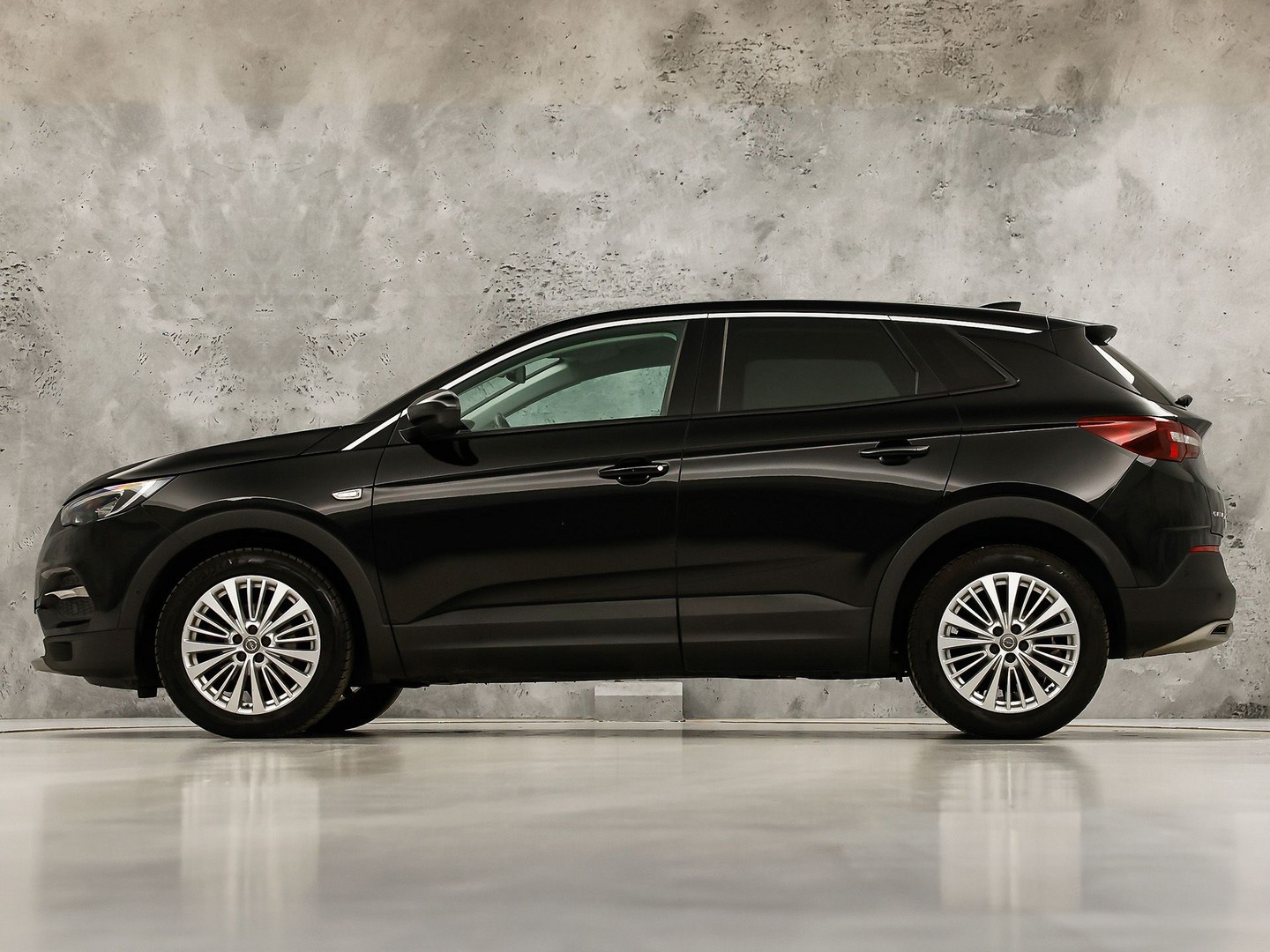 Opel Grandland X 1.2 Turbo Innovation (APPLE CARPLAY, GROOT NAVI, CLIMATE, STUUR/STOELVERWARMING, KEYLESS, CAMERA, SPORTSTOELEN, GETINT GLAS, ELEK ACHTERKLEP, NIEUWE APK, NIEUWSTAAT)