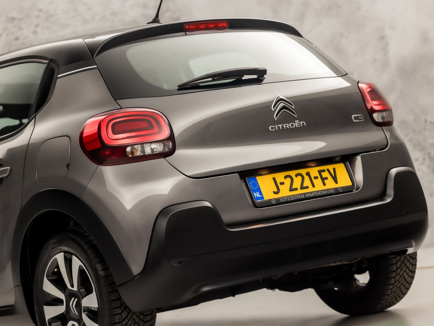 Citroën C3 1.2 PureTech S&S Sport Automaat (APPLE CARPLAY, GROOT NAVI, CAMERA, SPORTSTOELEN, PARKEERSENSOREN, LM VELGEN, CRUISE, NIEUWSTAAT)