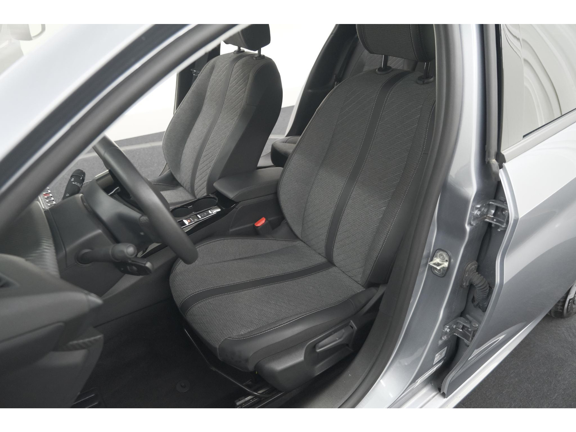 Peugeot 208 PureTech 100 Allure | Apple Carplay | Parkeersensoren | Climate Control