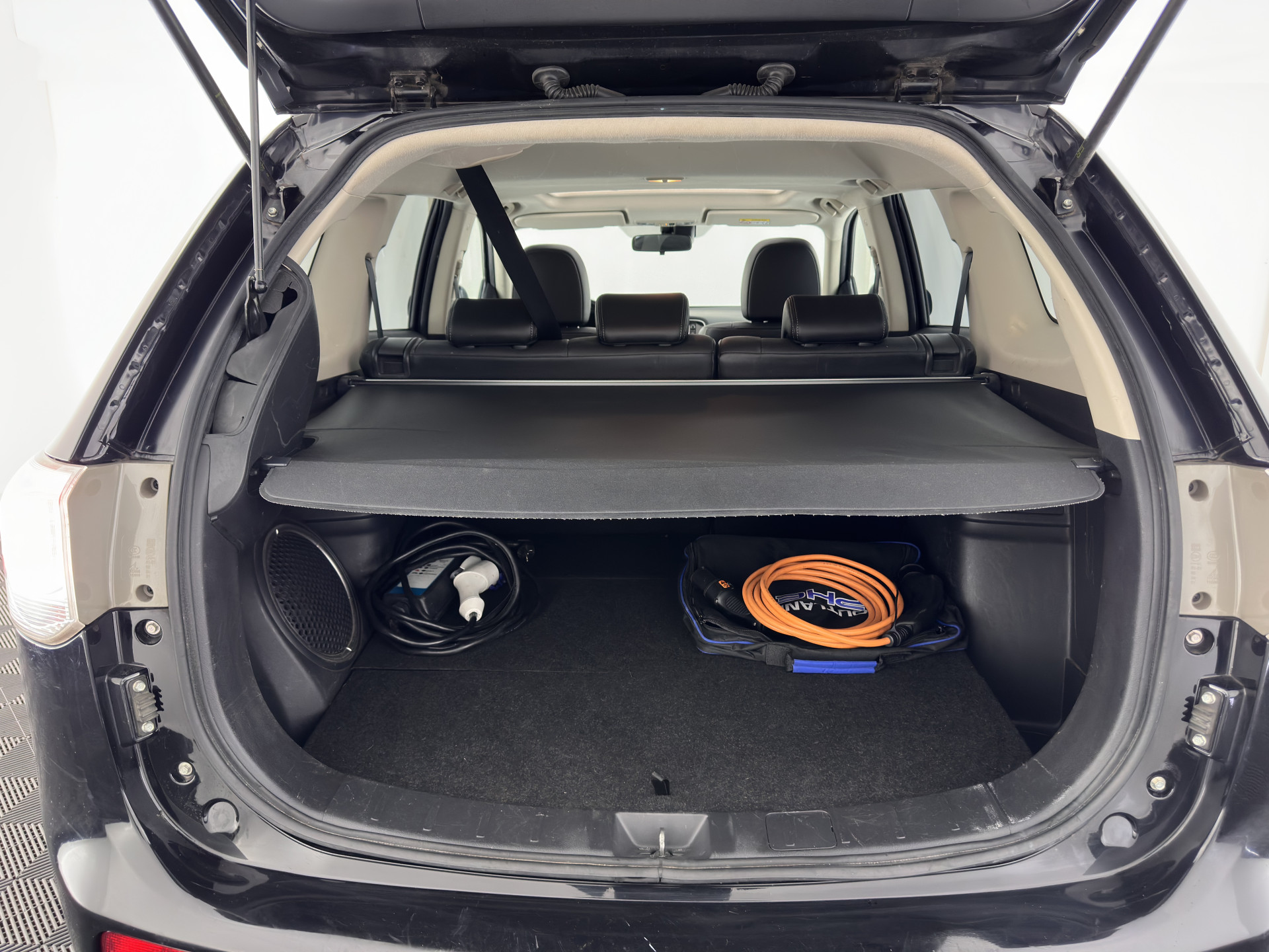 Mitsubishi Outlander 2.0 PHEV Instyle+ (Plug-In) Aut.* FULL-LEATHER | XENON | NAVI-FULLMAP | KEYLESS | CAMERA | HEATED-COMFORTSEATS | ECC | SHIFT-PADDELS | PDC | CRUISE | DAB | TOWBAR | PRIVACY-GLASS | LANE-ASSIST | 18'' ALU*