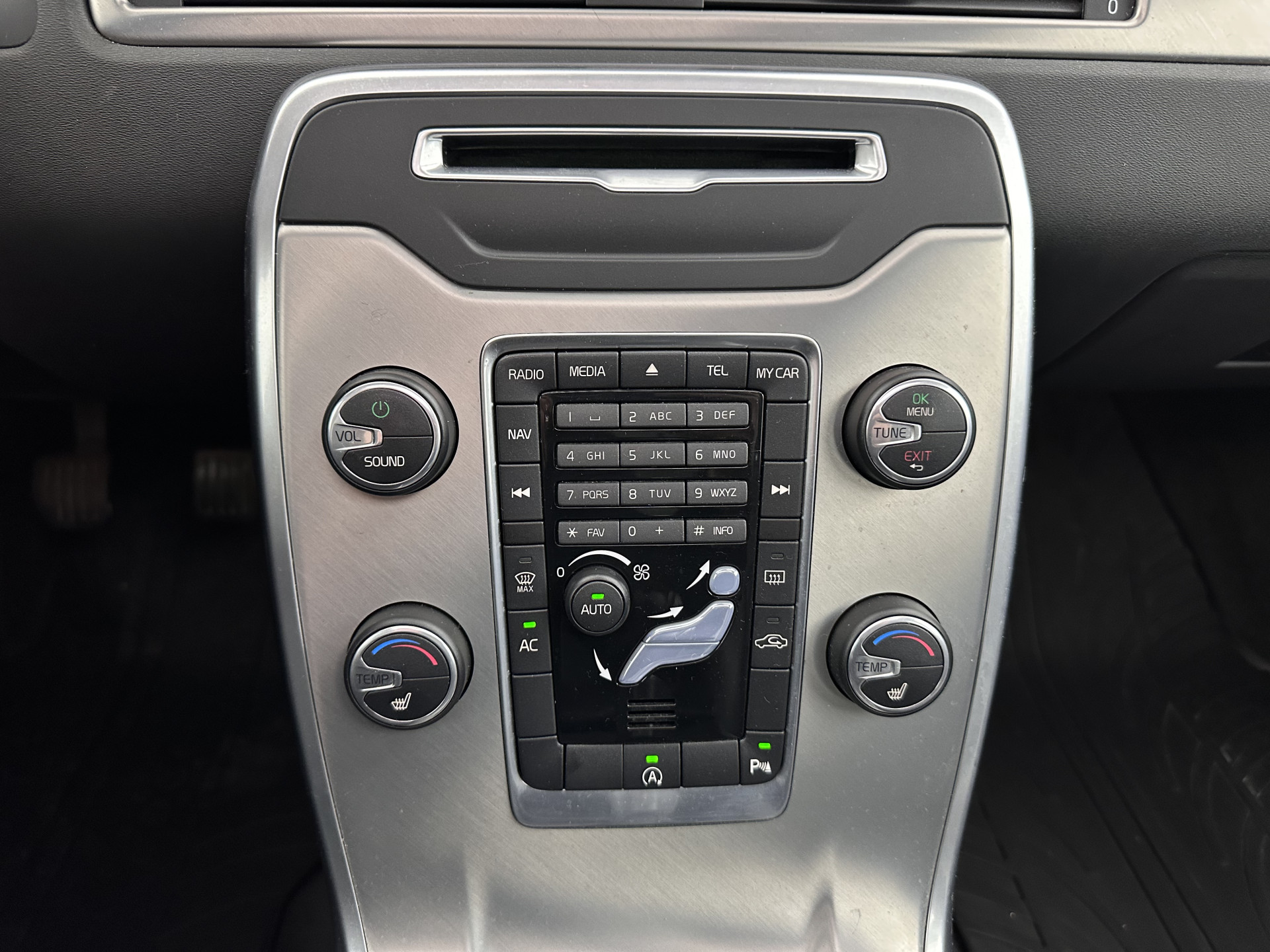 Volvo V70 1.6 D2 Nordic+ *PANO | LEATHER | XENON | MEMORY-PACK | COMFORT-SEATS | NAVI-FULLMAP | ECC | PDC | CRUISE | 17''ALU*