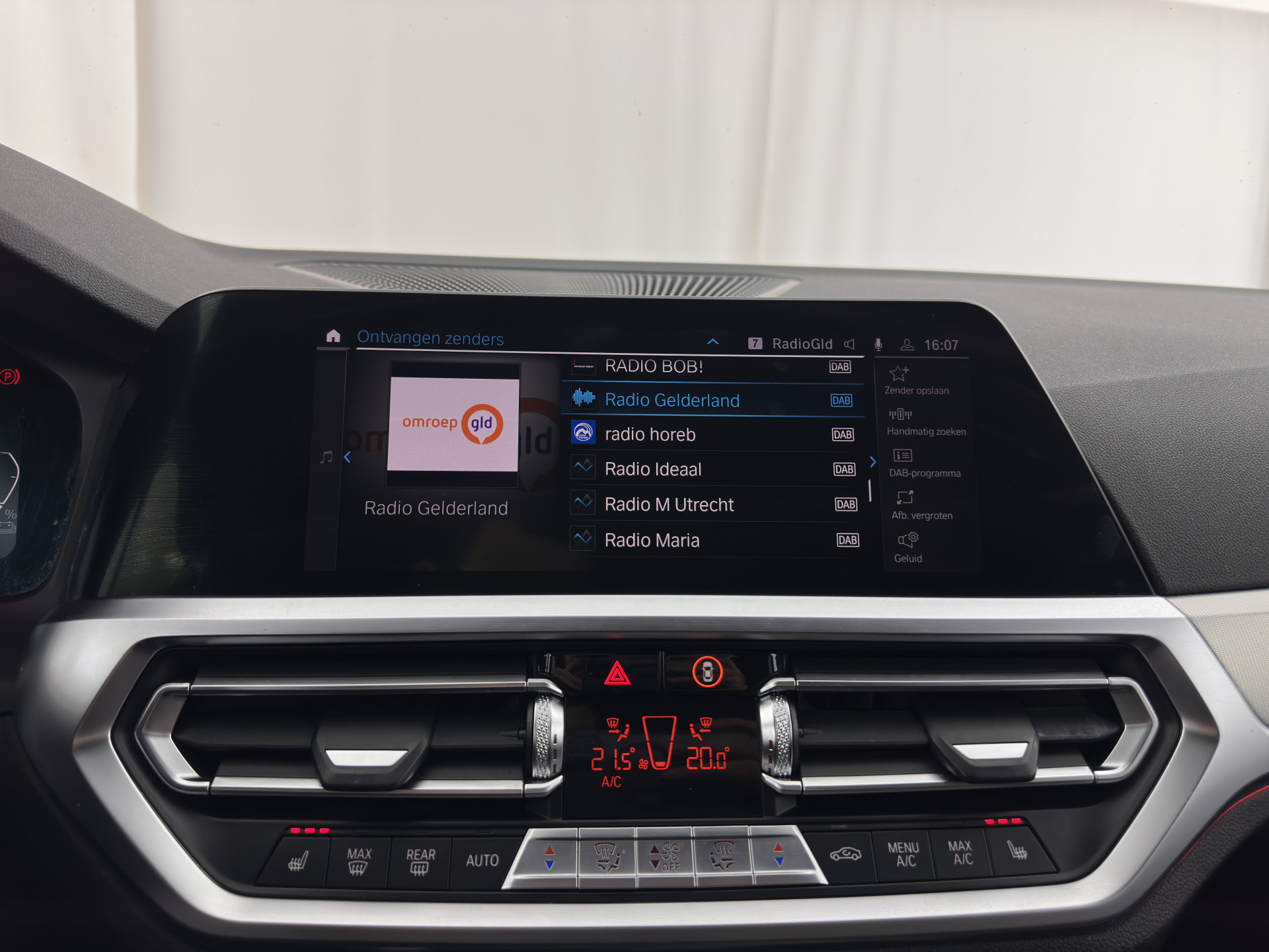 BMW 3-serie Touring 320e M-Sportpack Business Edition Plus (Plug-In) (INCL-BTW) *PANO | LASER-LED | LEATHER | HEATED-SPORTSEATS | HARMAN/KARDON | VIRTUAL-COCKPIT | AMBIENT-LIGHT | NAVI-FULLMAP | DAB+ | 18''ALU*